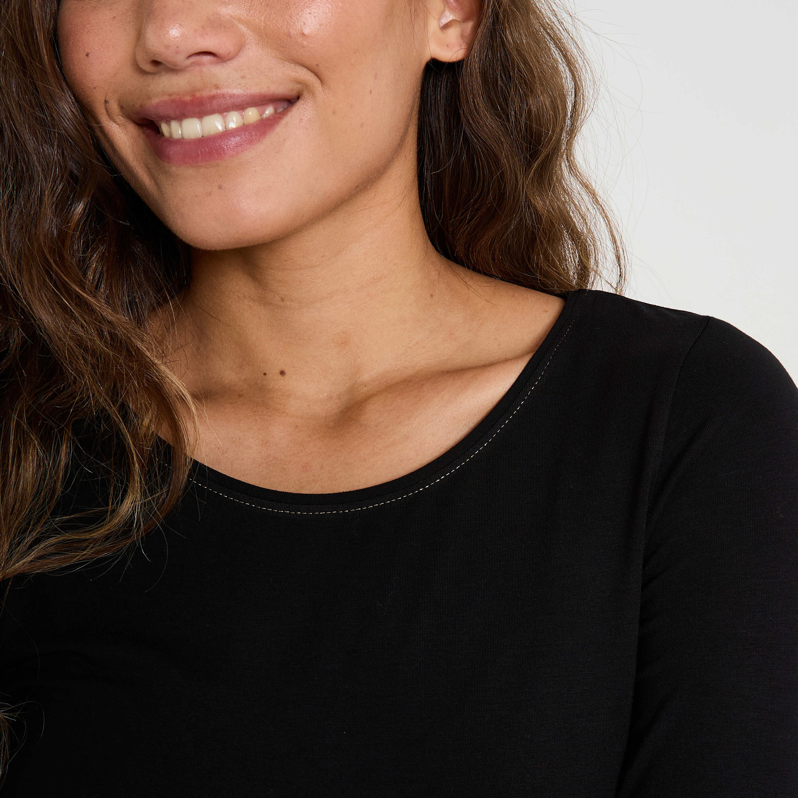 T-shirt uni &agrave; col rond femme