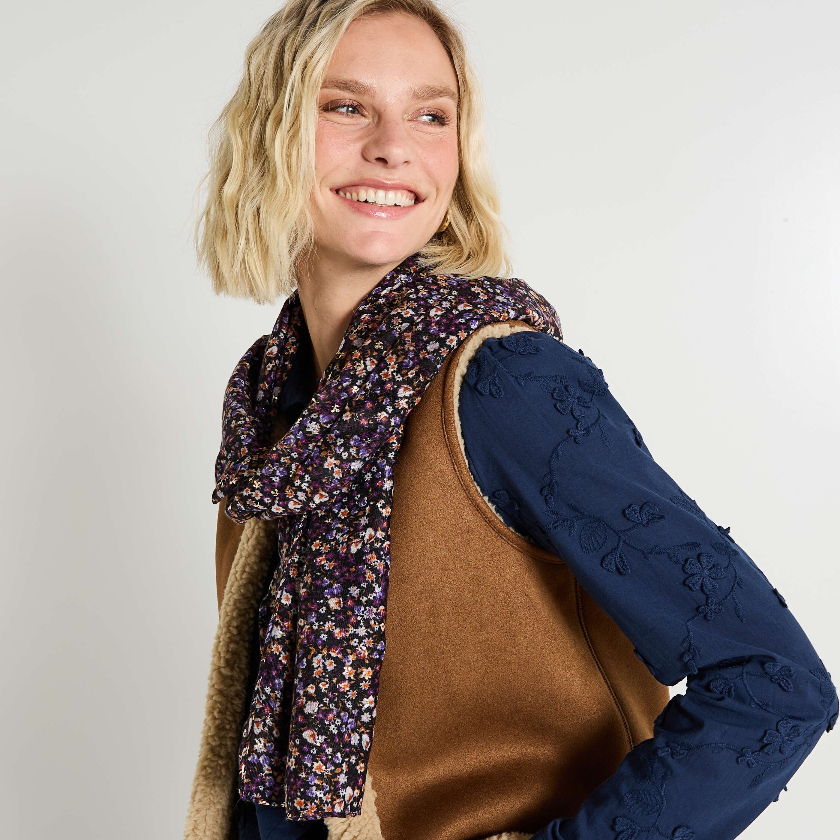 Echarpe longue motif fleuri 