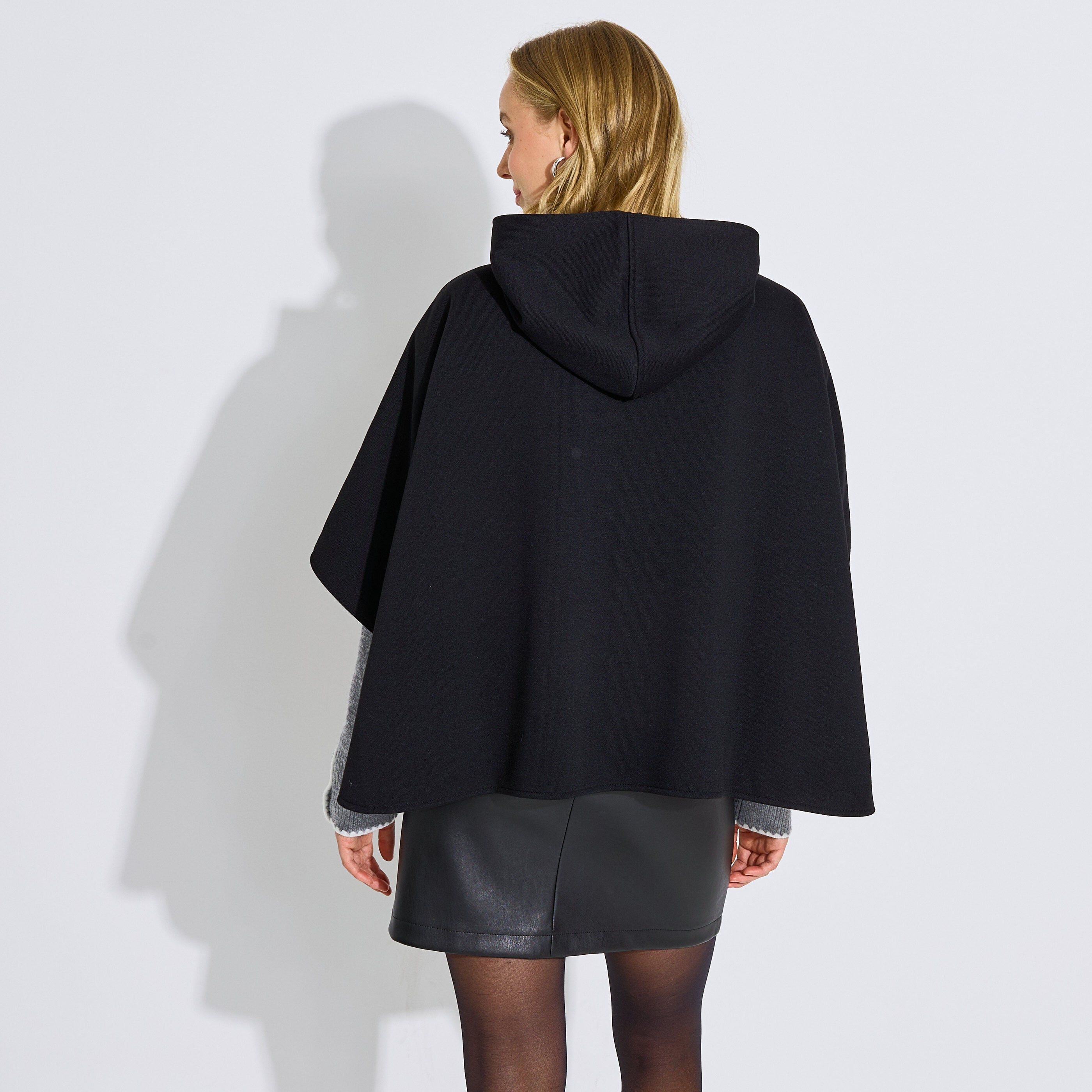 Poncho &agrave; capuche boutonn&eacute; femme