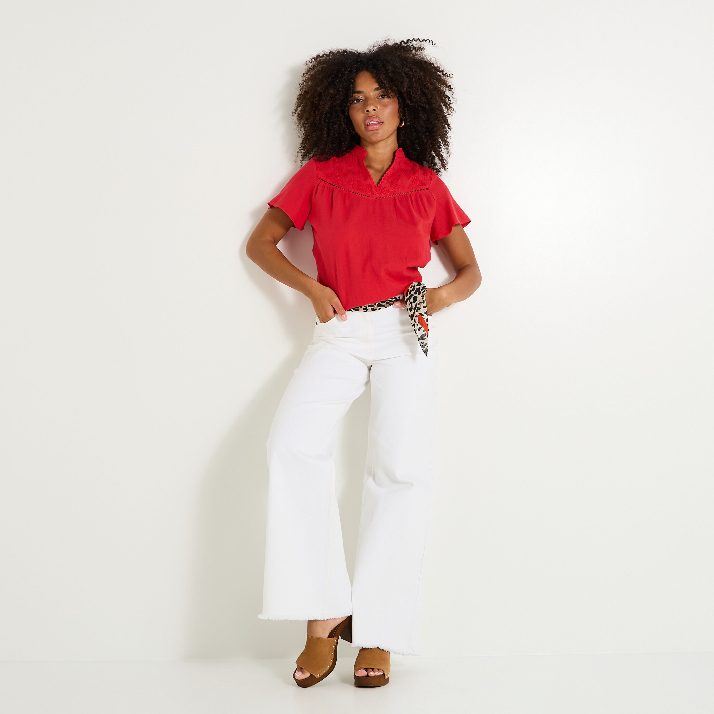 Blouse brod&eacute;e femme