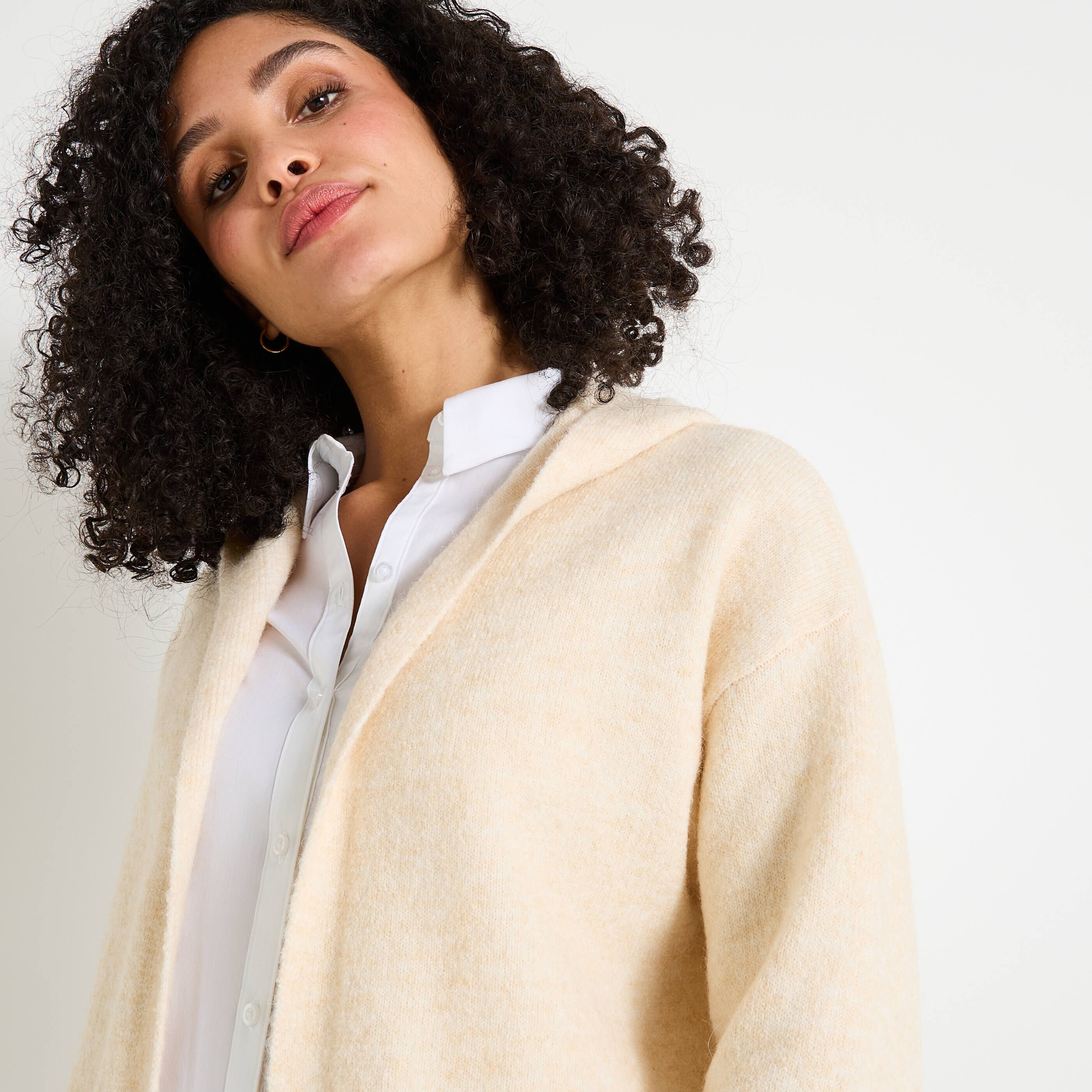 Gilet mi-long &agrave; capuche femme