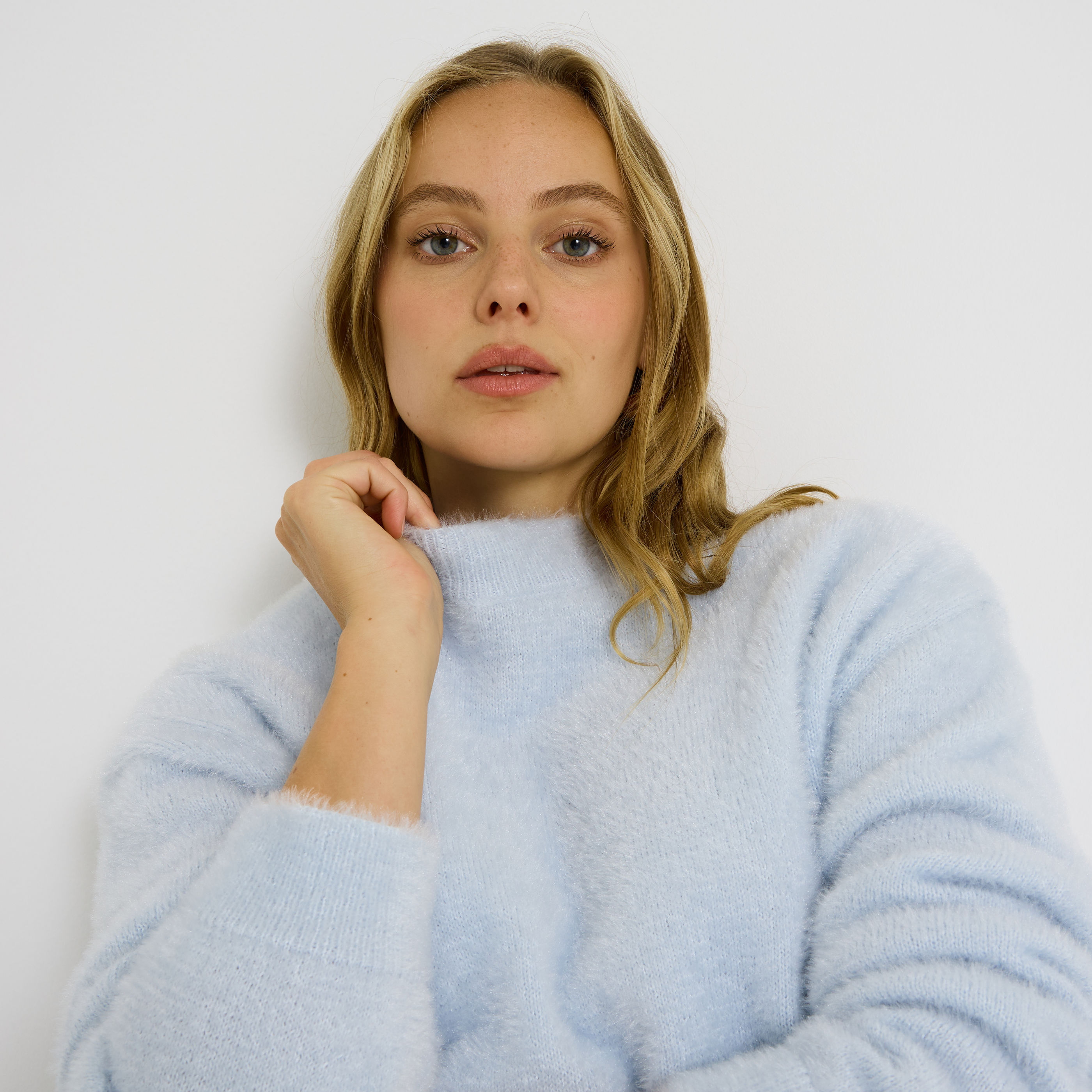 Pull fluffy col montant femme