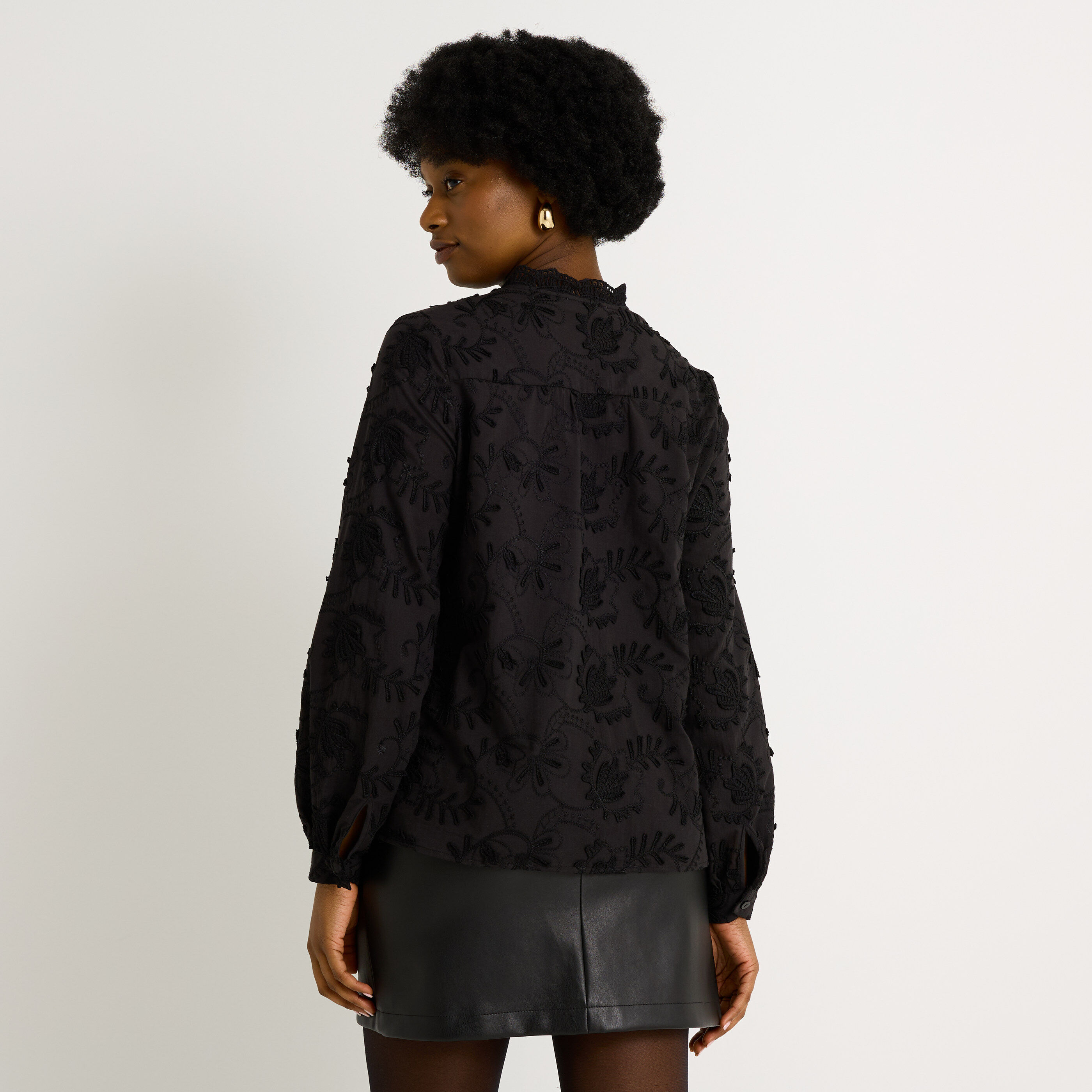 Chemise brod&eacute;e &agrave; col montant femme