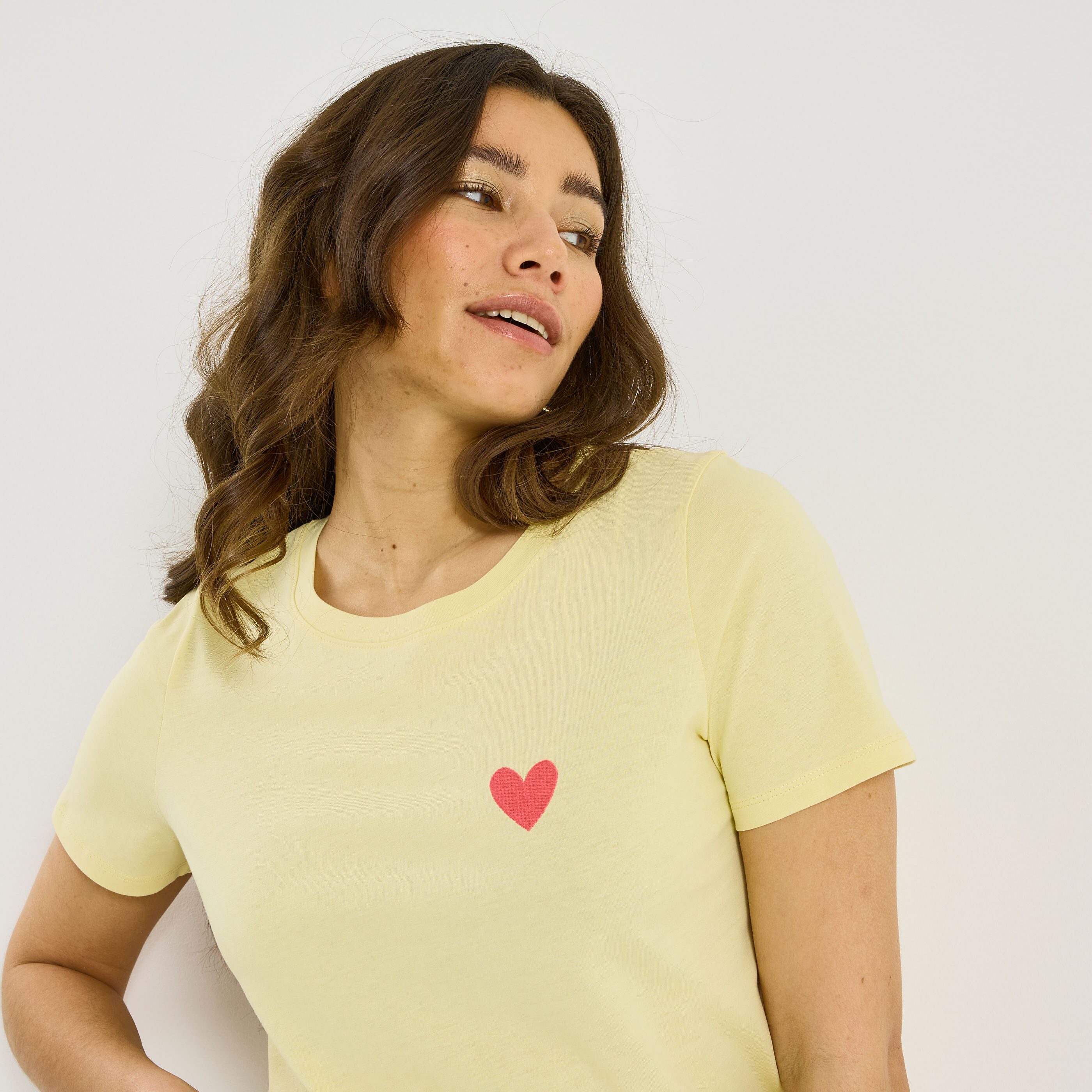 T-shirt col rond c&oelig;ur brod&eacute; femme