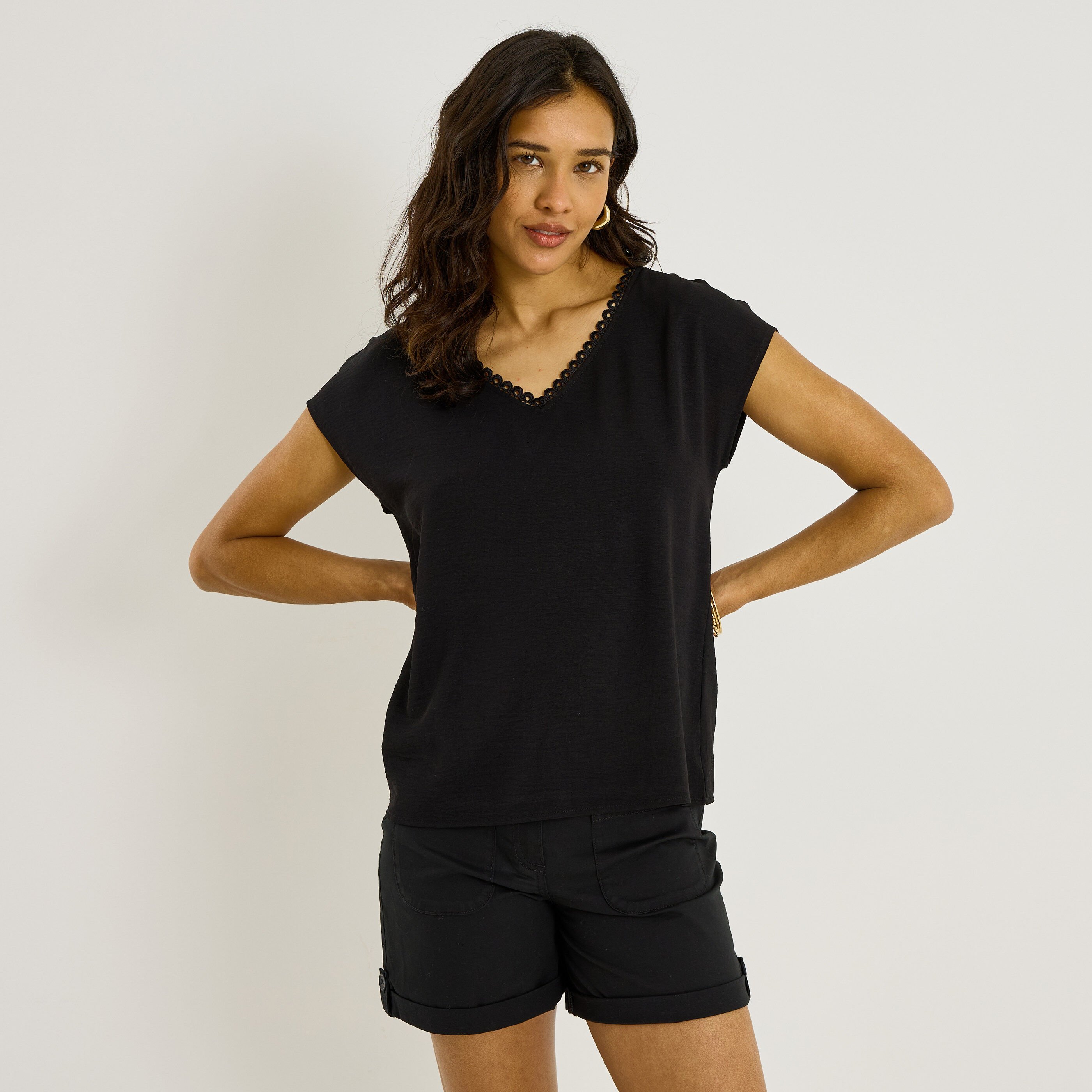 Blouse unie d&eacute;tails ajour&eacute;s femme