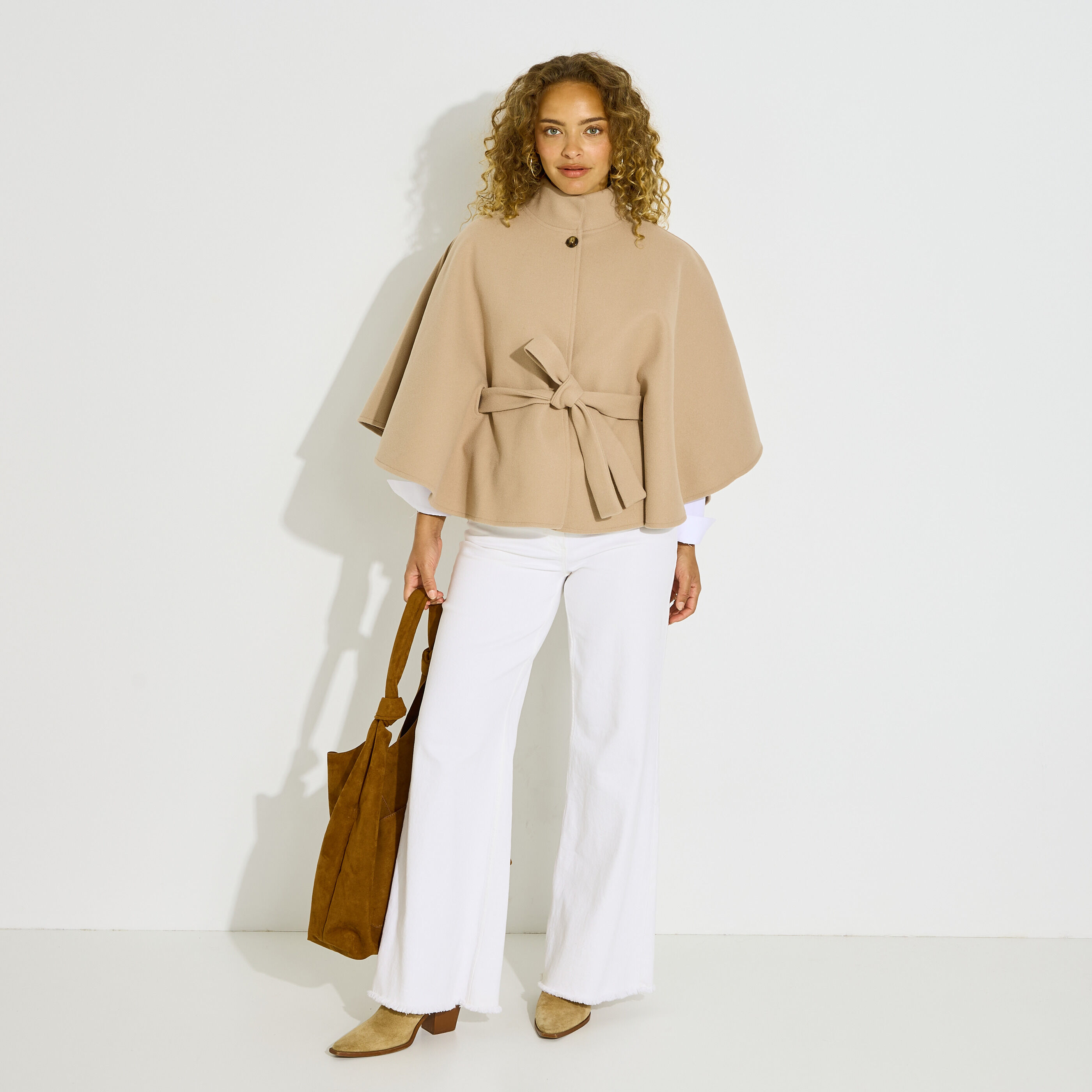 Poncho court ceintur&eacute; femme