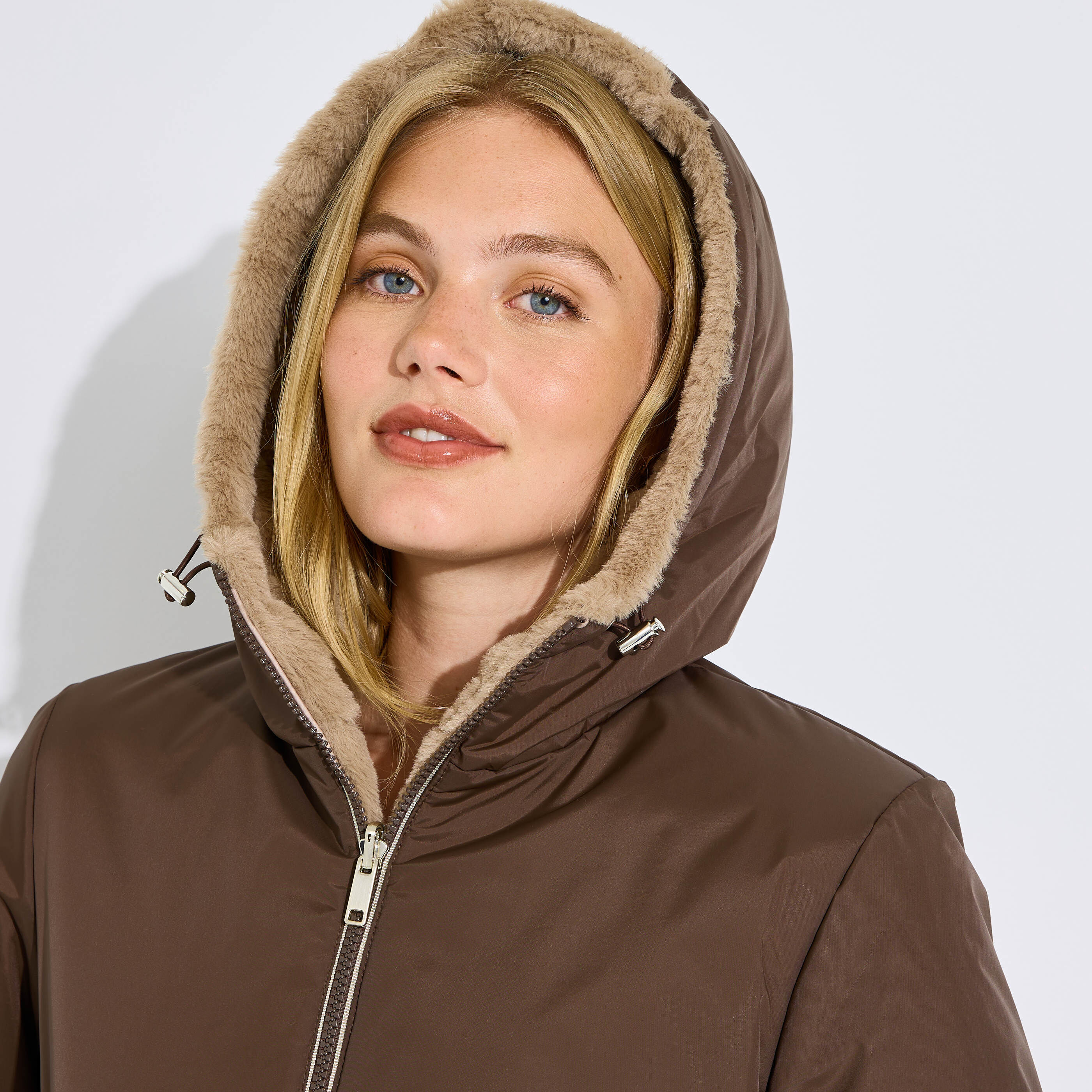 Manteau d'hiver mi-long &agrave; capuche femme