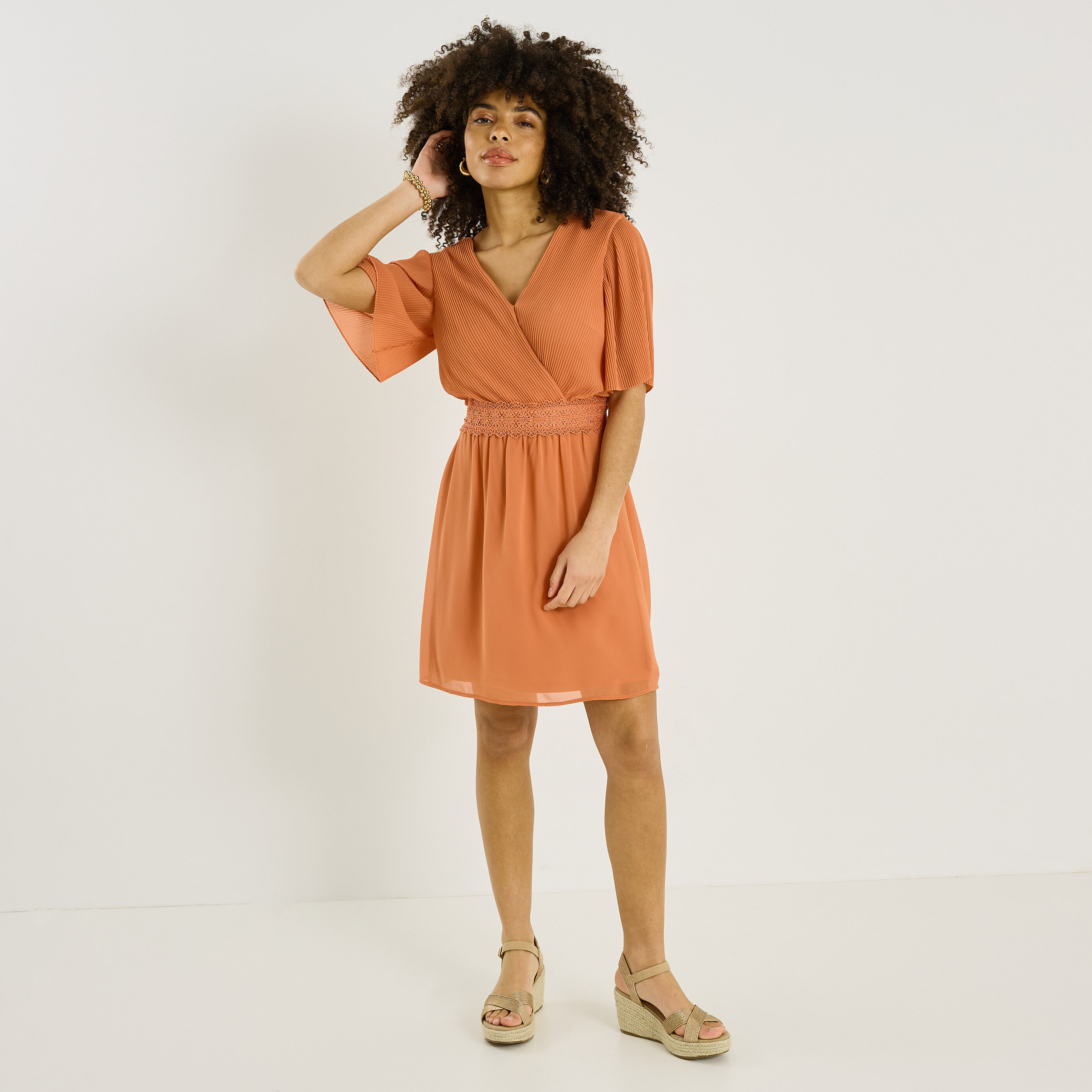 Robe habill&eacute;e unie longueur genou