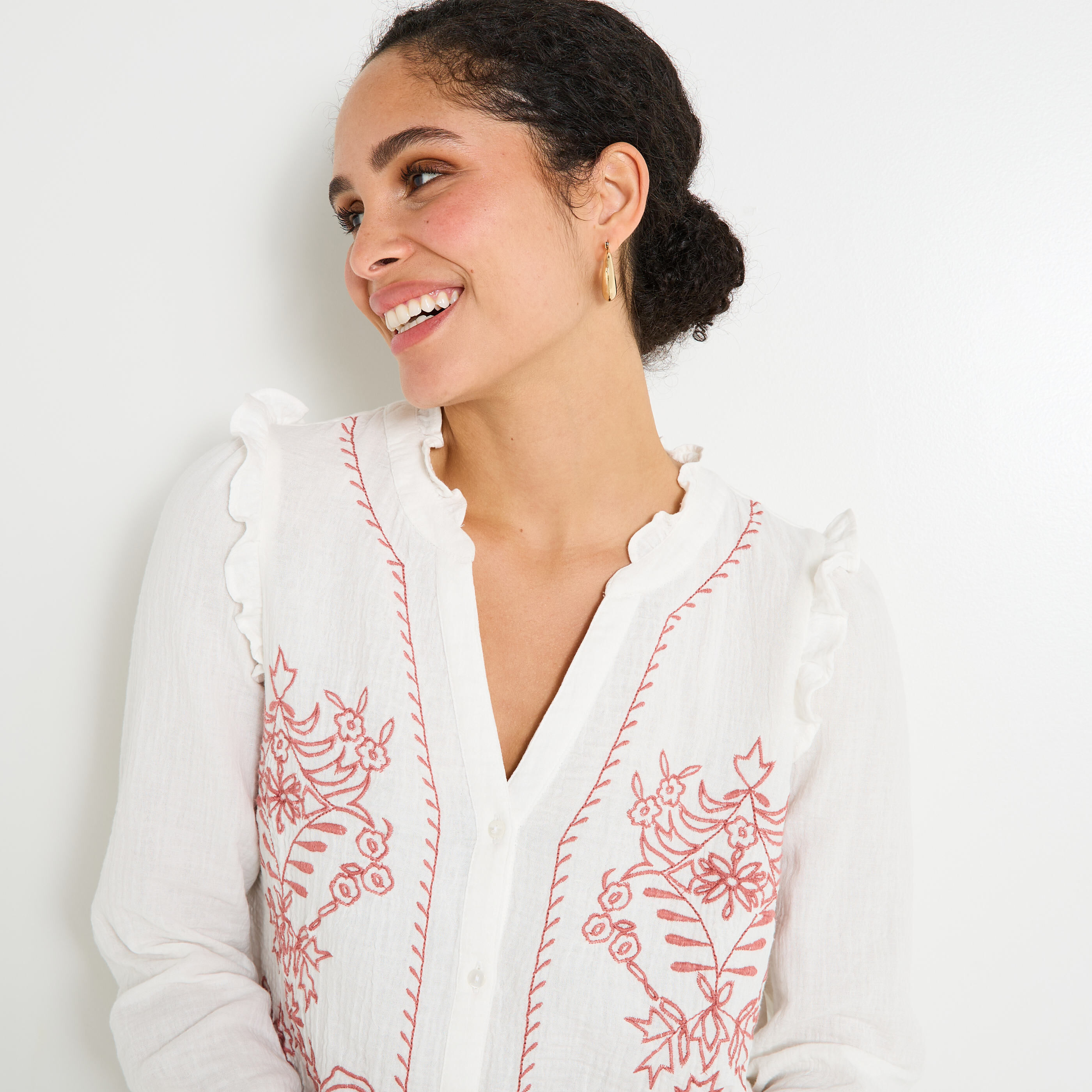 Chemise brod&eacute;e &agrave; col V femme