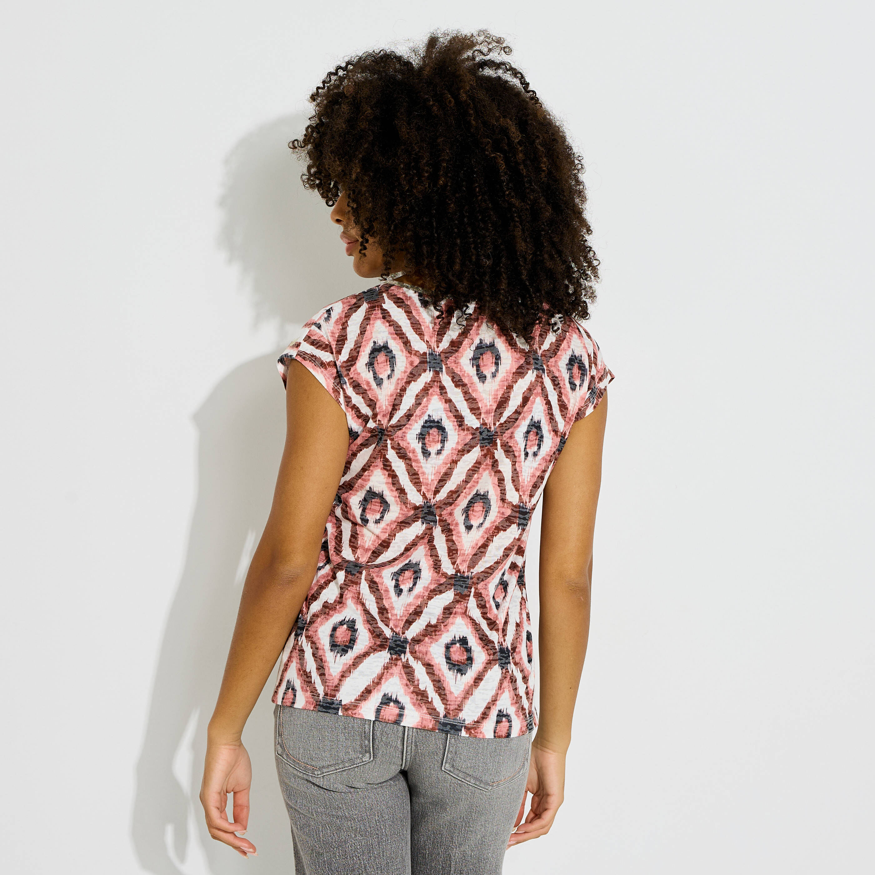 T-shirt col V imprim&eacute; g&eacute;om&eacute;trique femme
