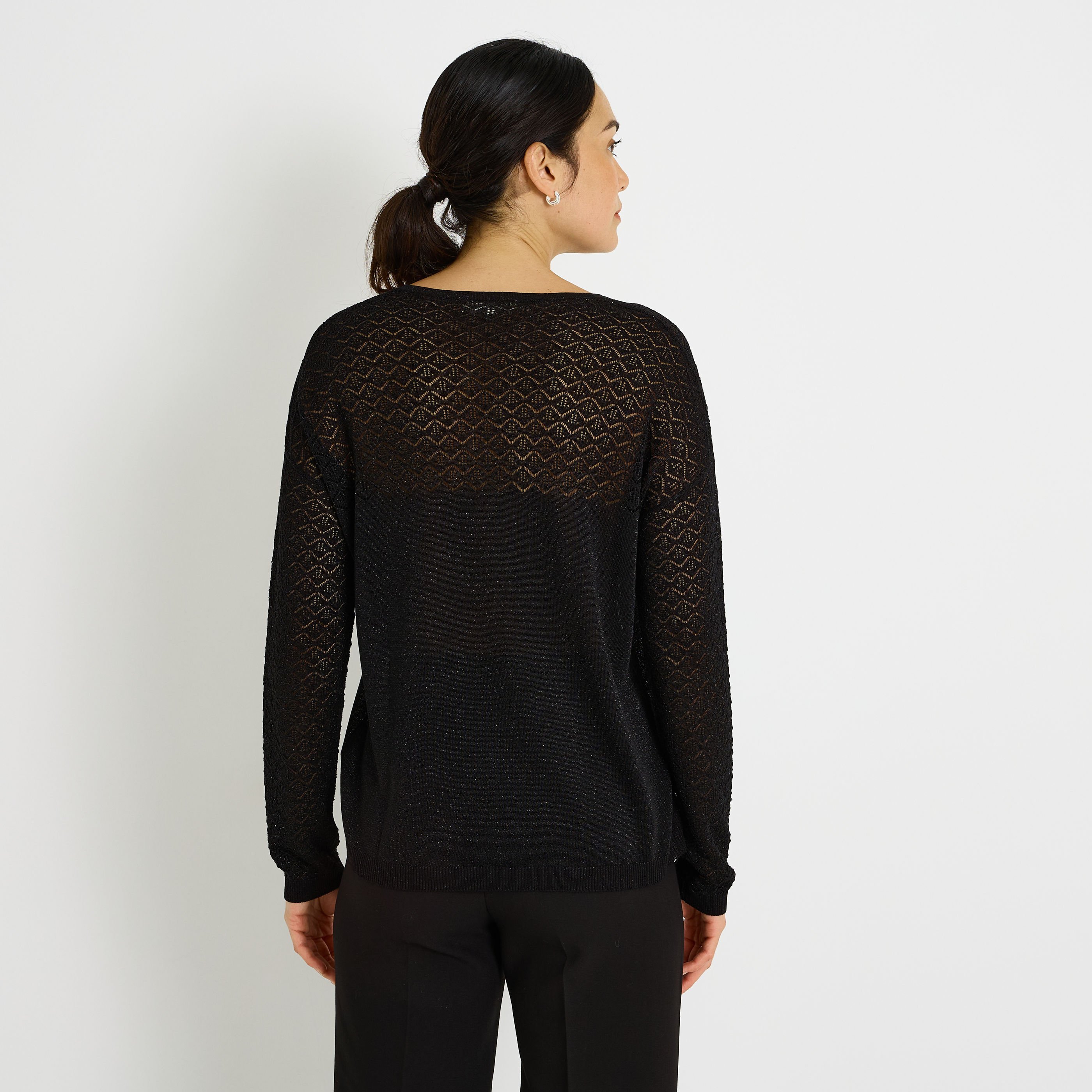 Pull col V d&eacute;tails ajour&eacute;s femme