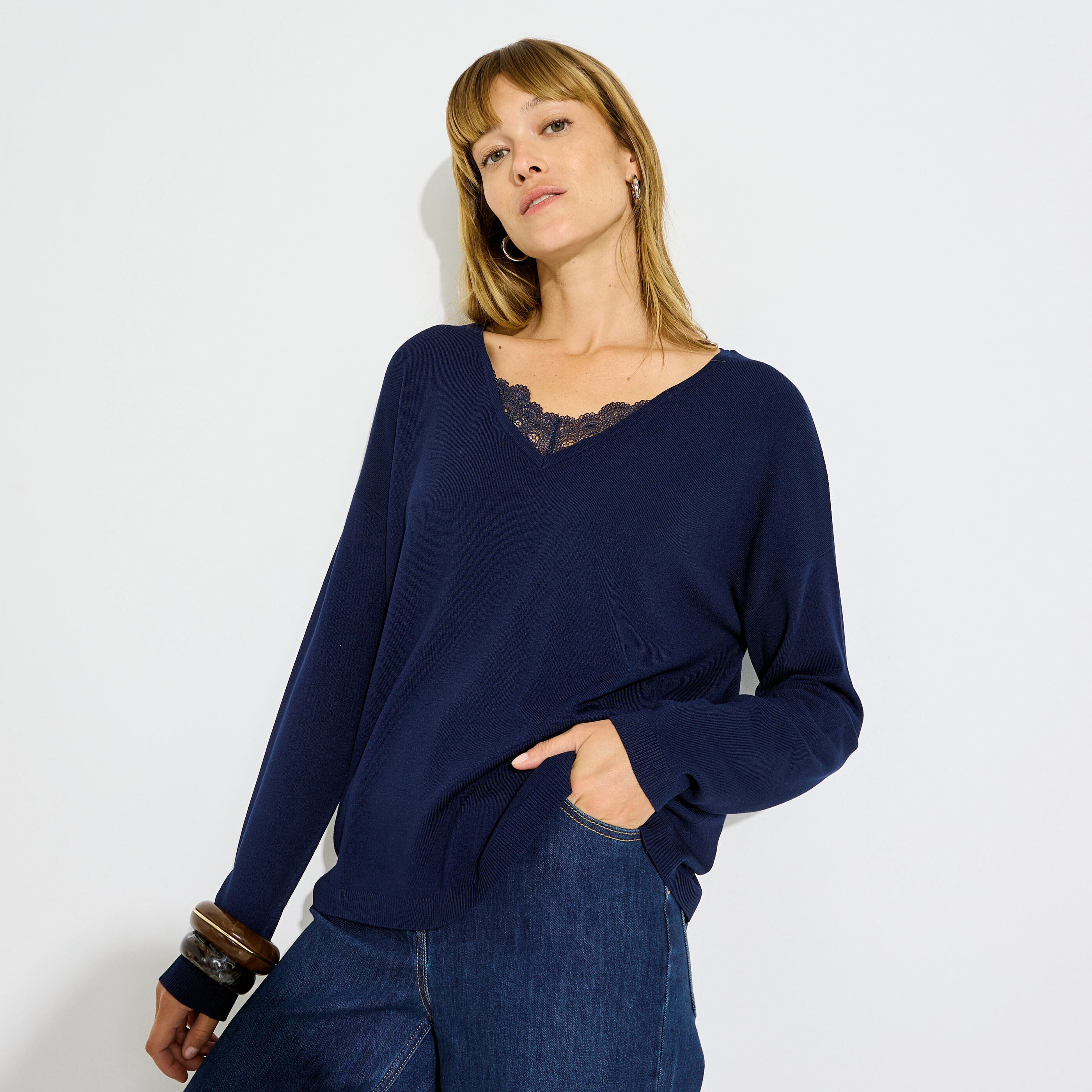 Pull ample col V encolure ajour&eacute;e femme