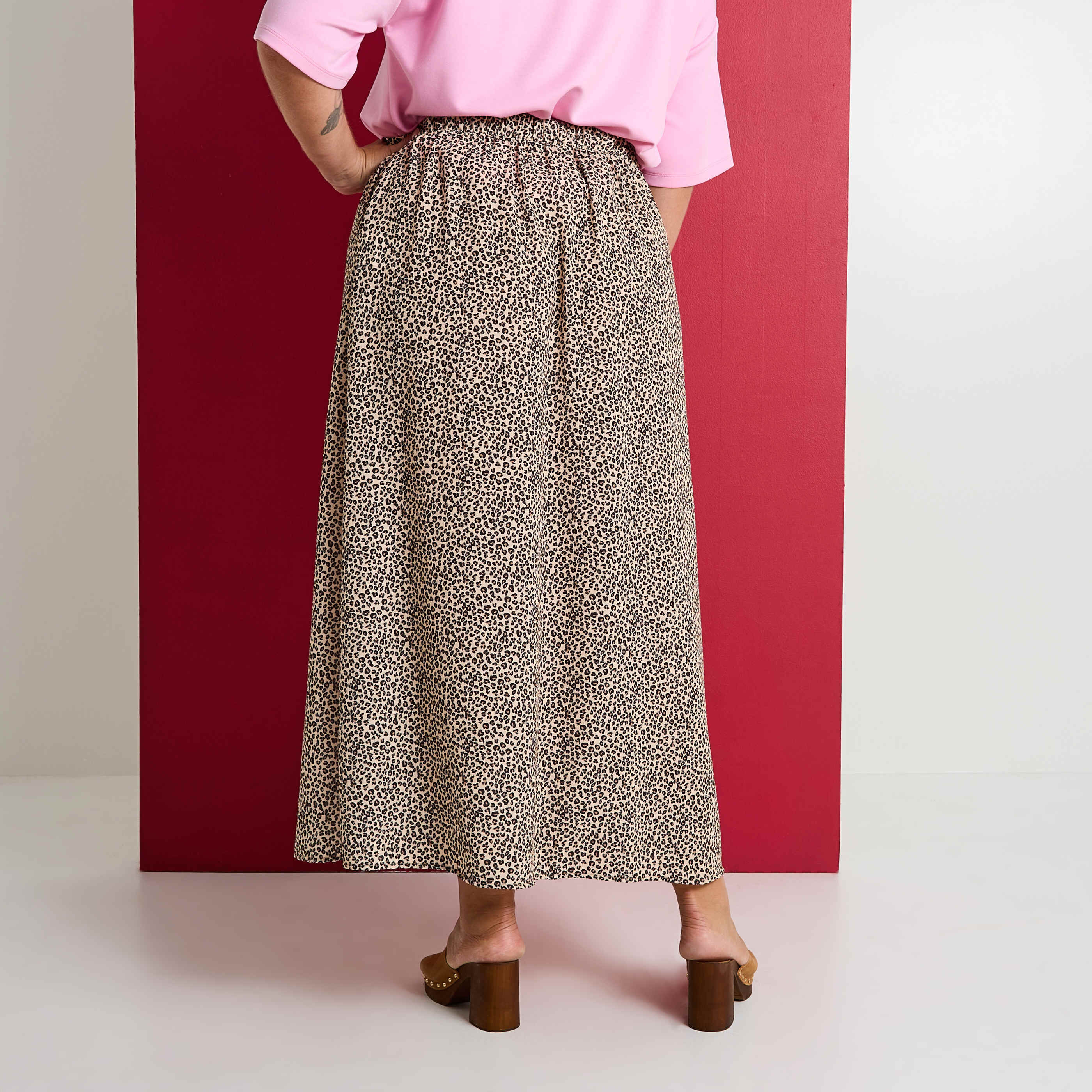 Jupe longue boutonn&eacute;e &agrave; imprim&eacute; l&eacute;opard