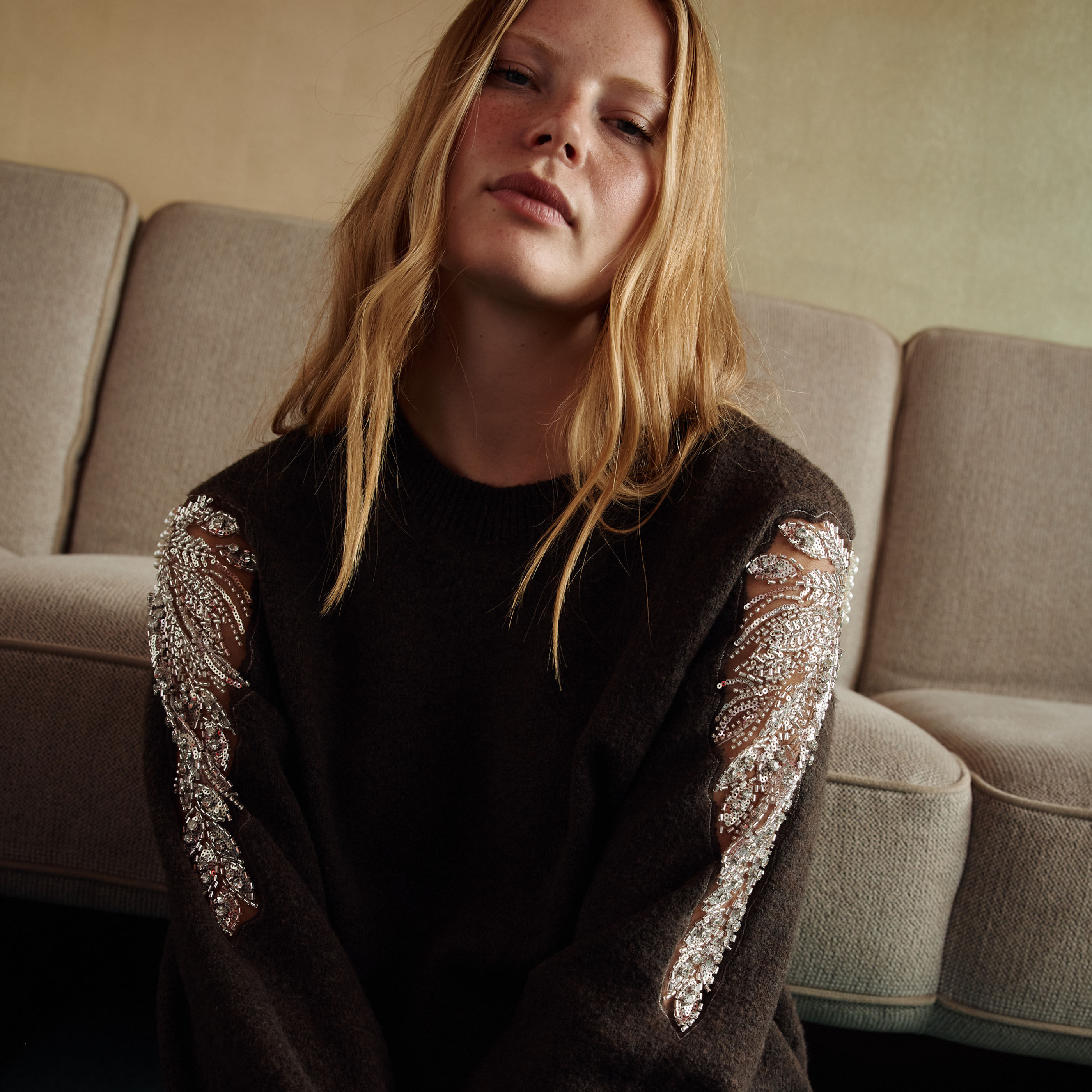 Pull &eacute;paule ajour&eacute;e perles femme