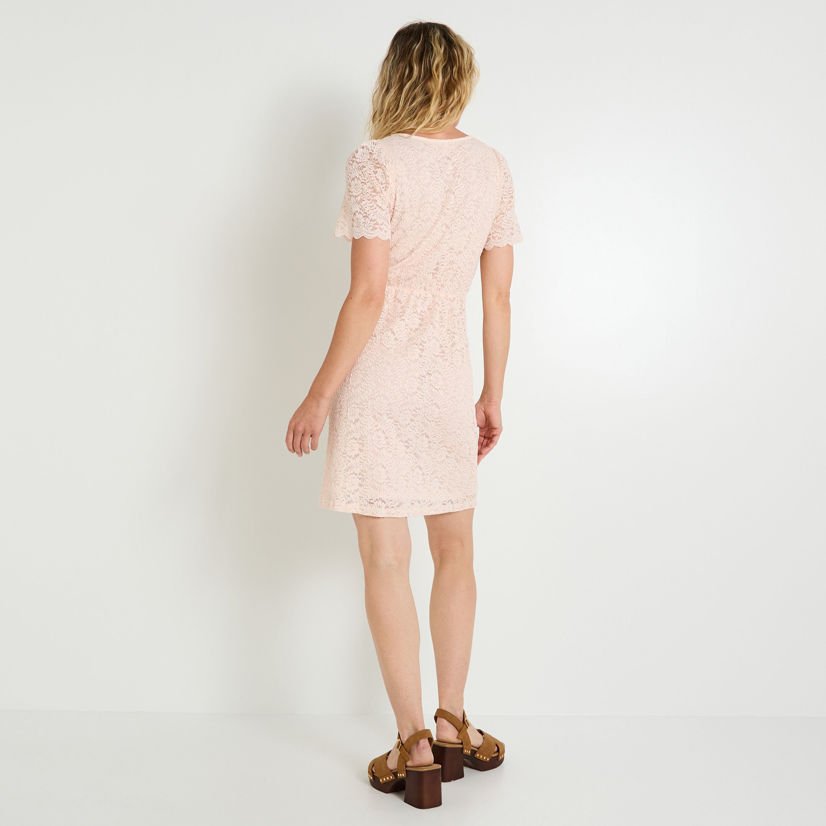 Robe courte en maille ajour&eacute;e