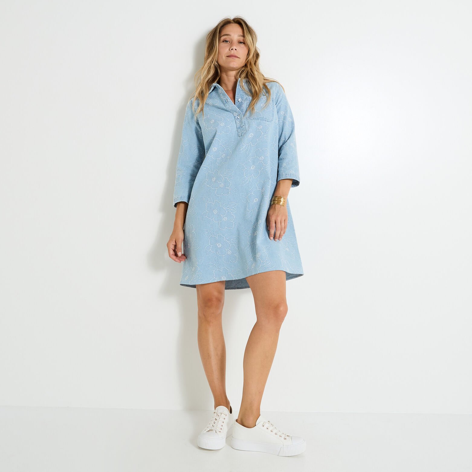 Robe en denim brodé à col chemise