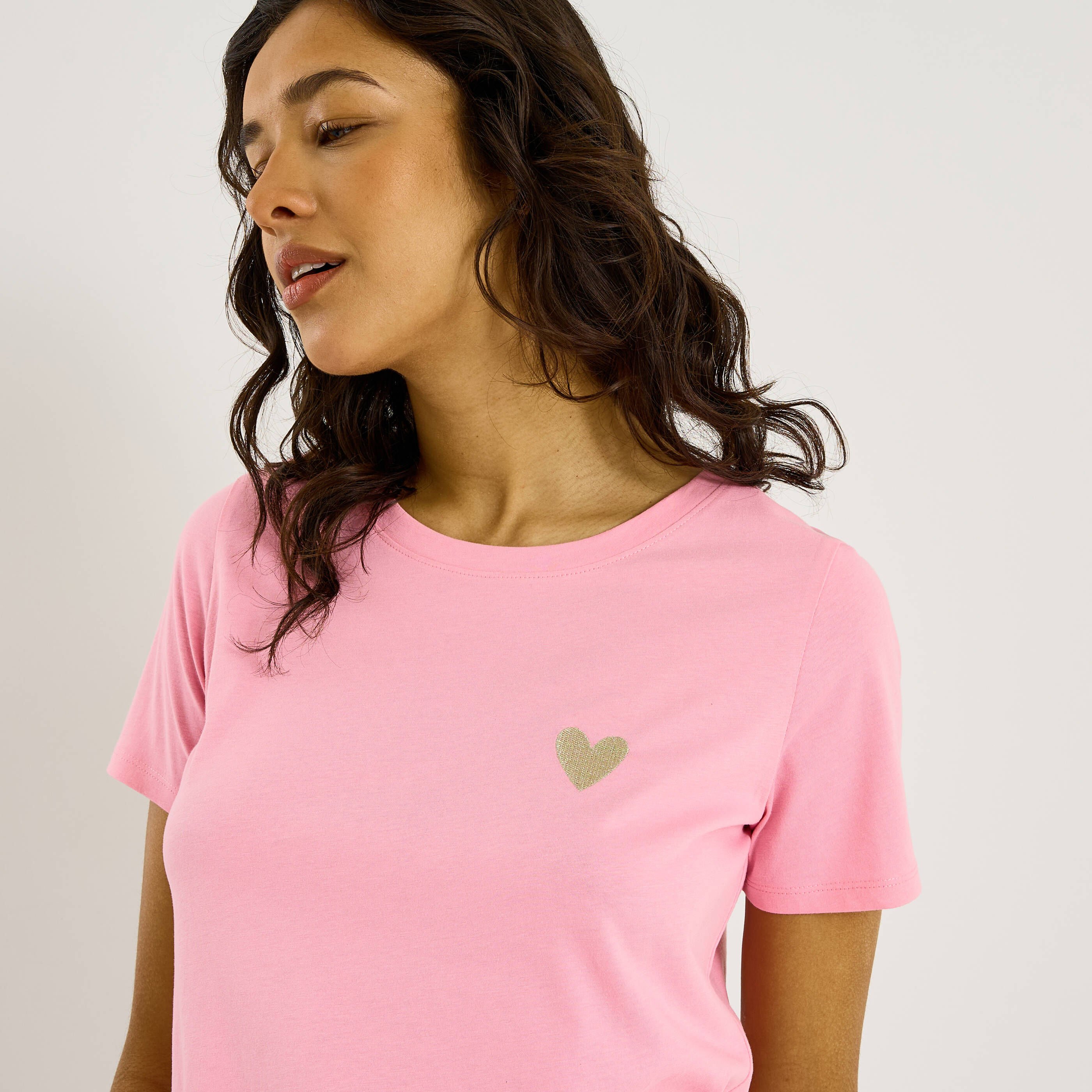 T-shirt col rond c&oelig;ur brod&eacute; femme