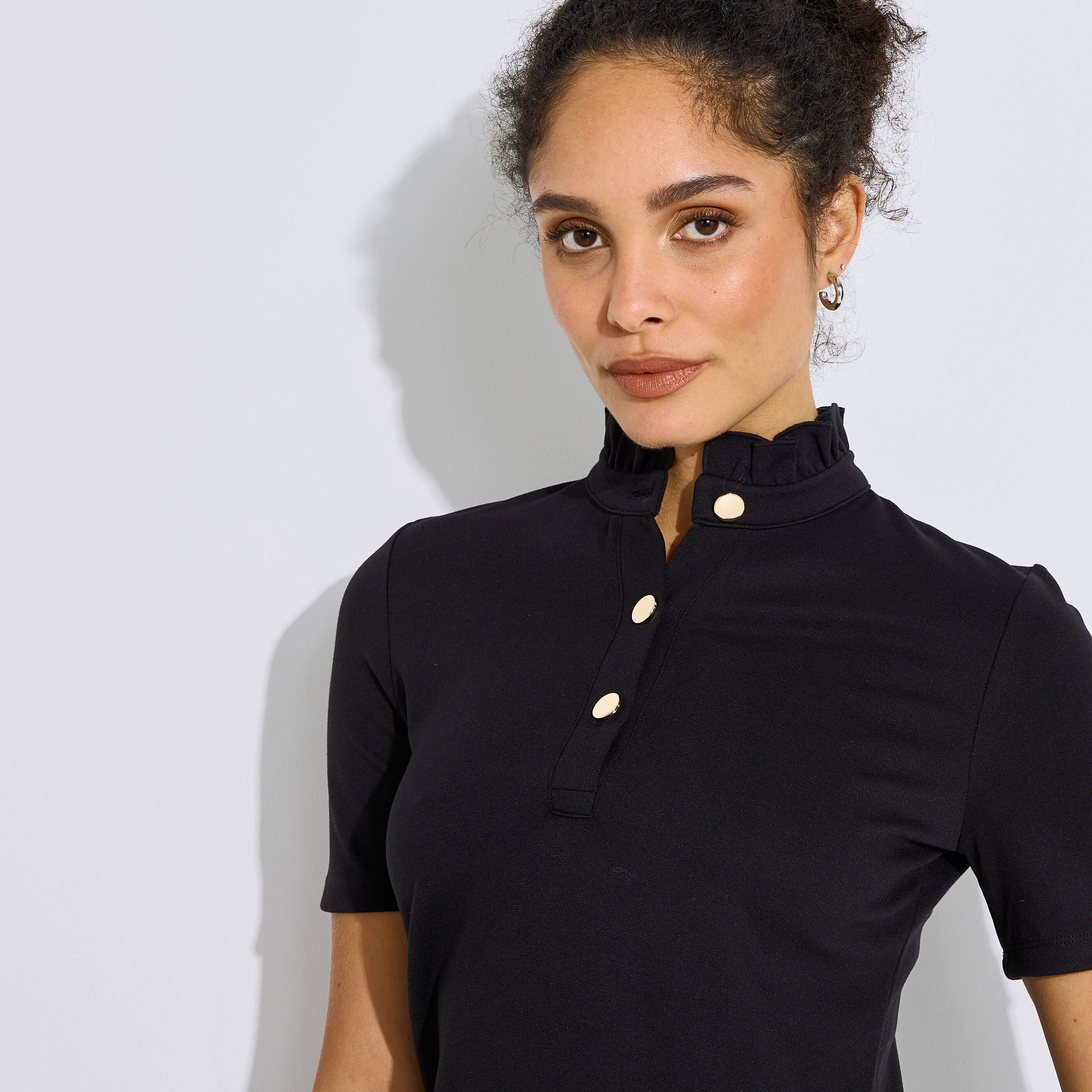 Robe droite noire &agrave; col volant&eacute;