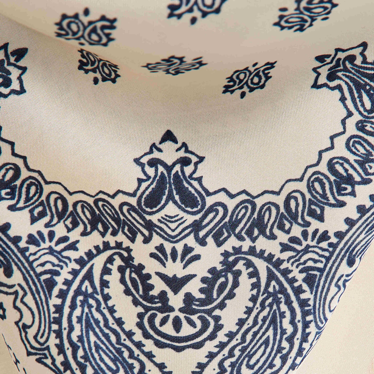 Foulard carré imprimé en satin femme
