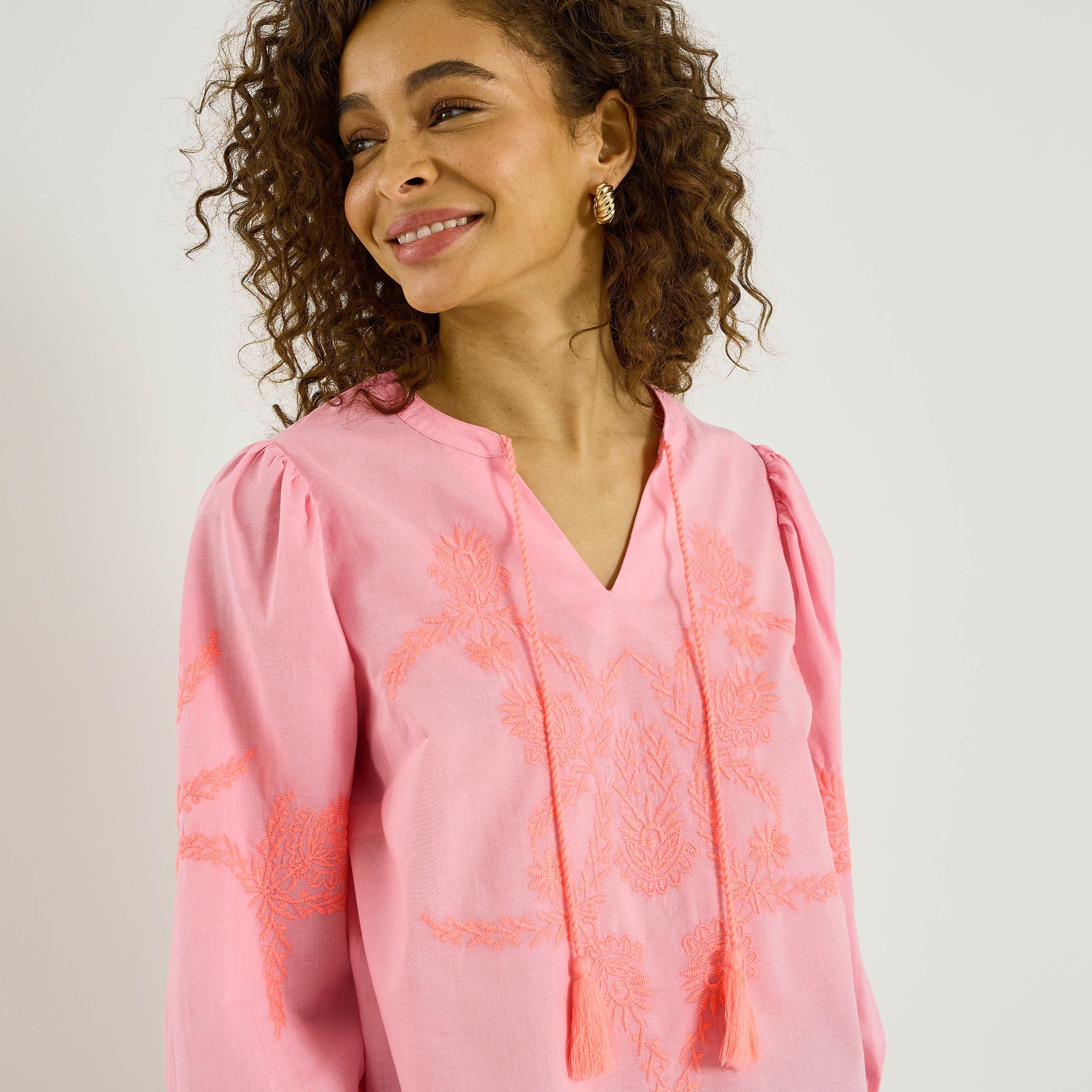 Blouse brod&eacute;e &agrave; col V femme