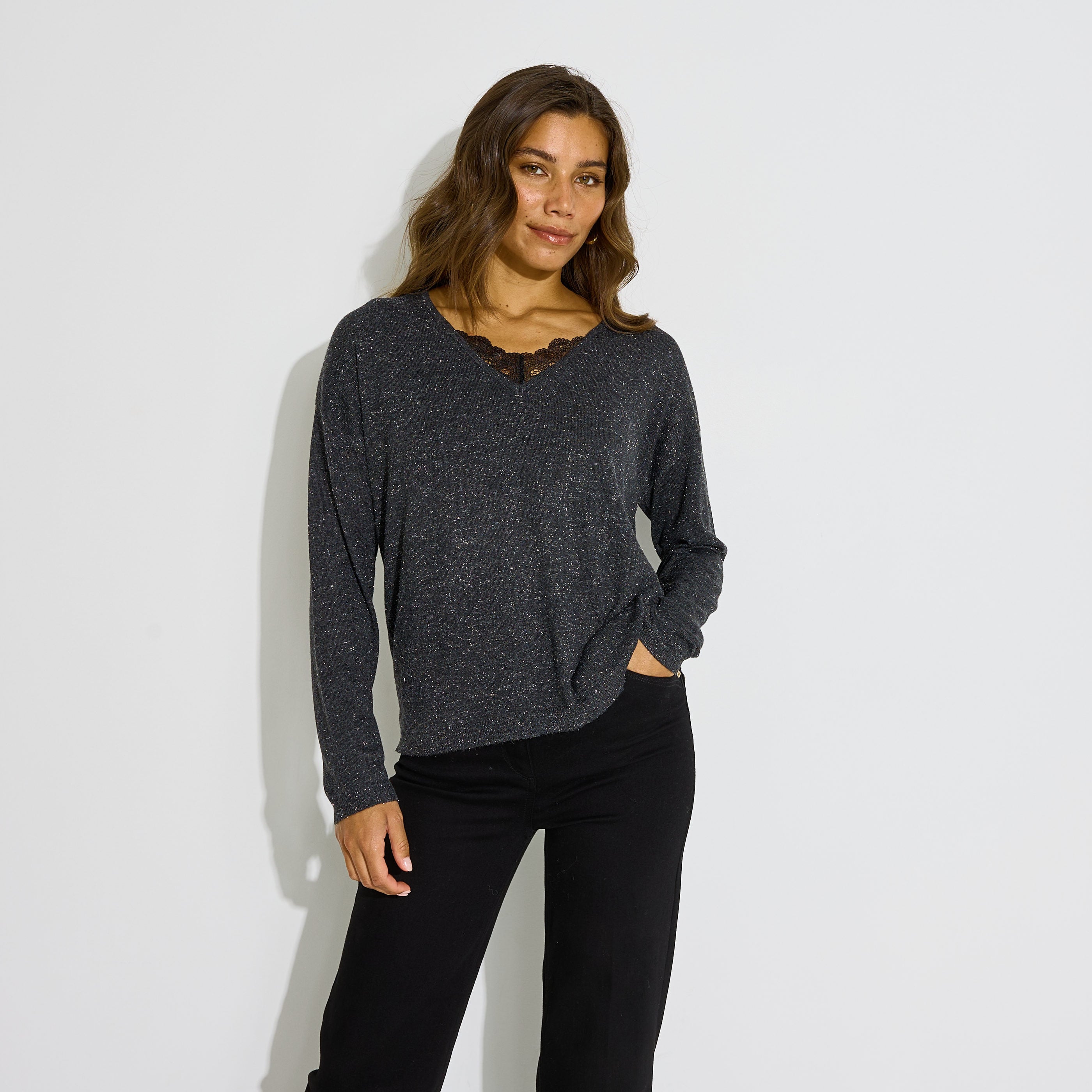 Pull col V ajour&eacute; effet brillant femme