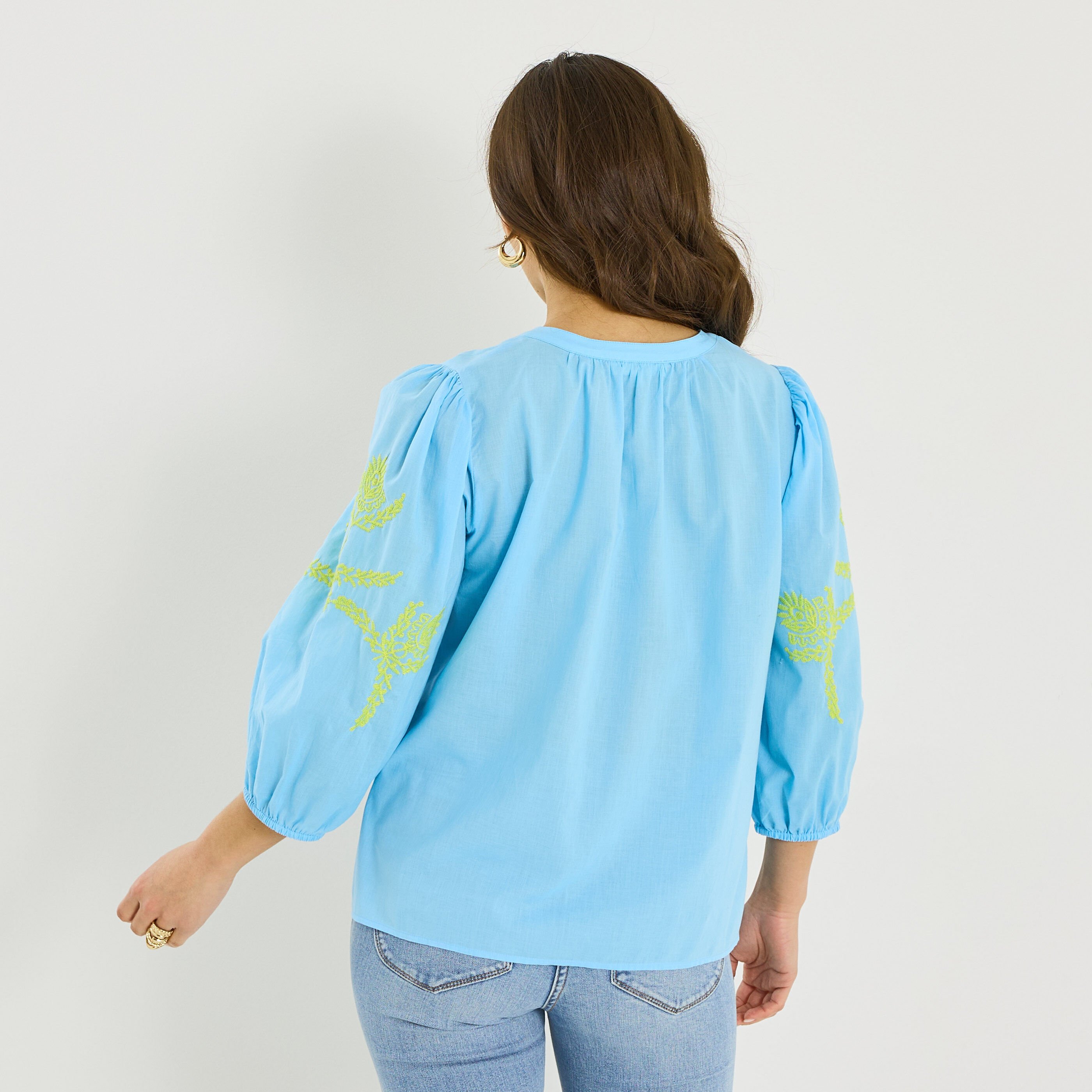 Blouse brod&eacute;e &agrave; col V femme