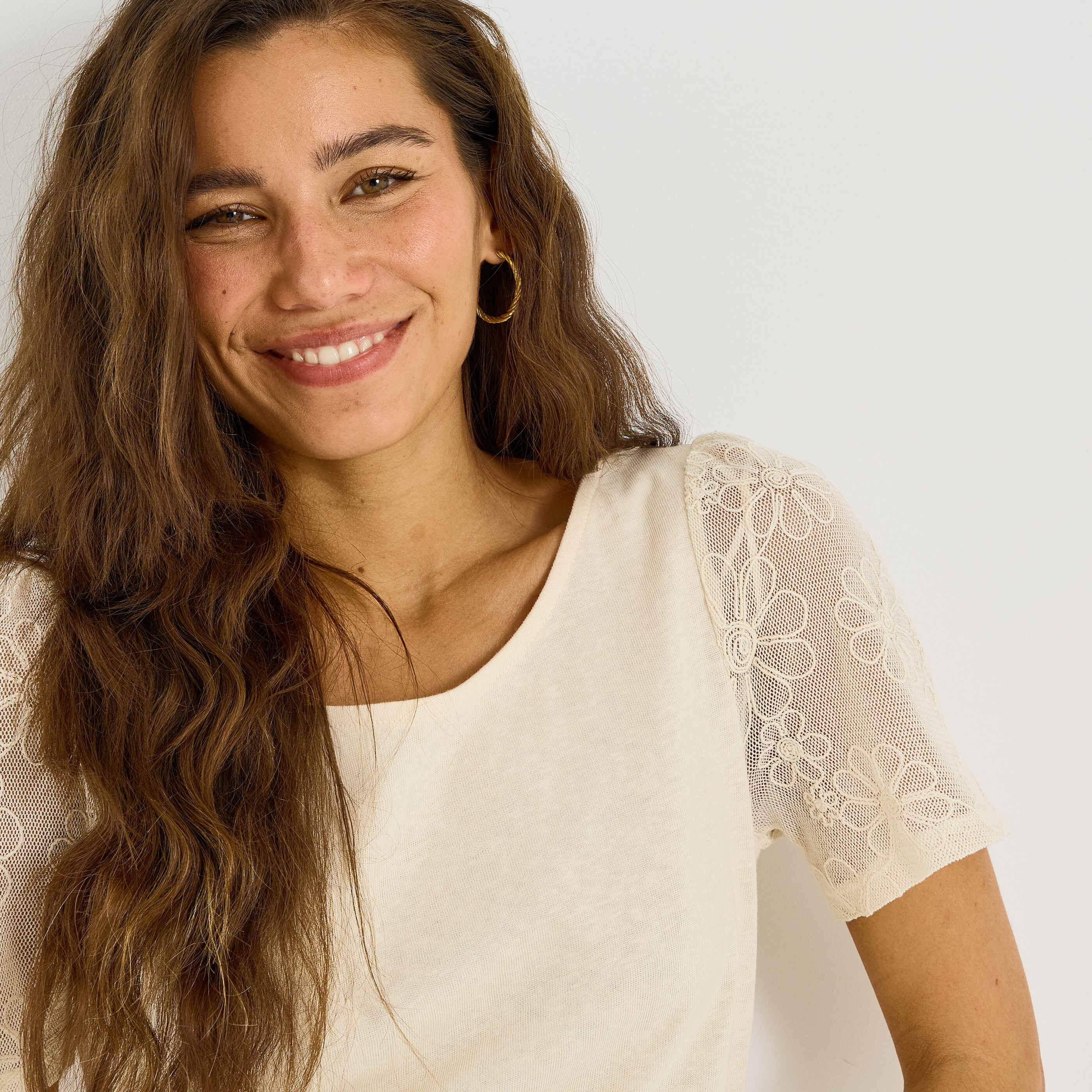 T-shirt manches ajour&eacute;es femme