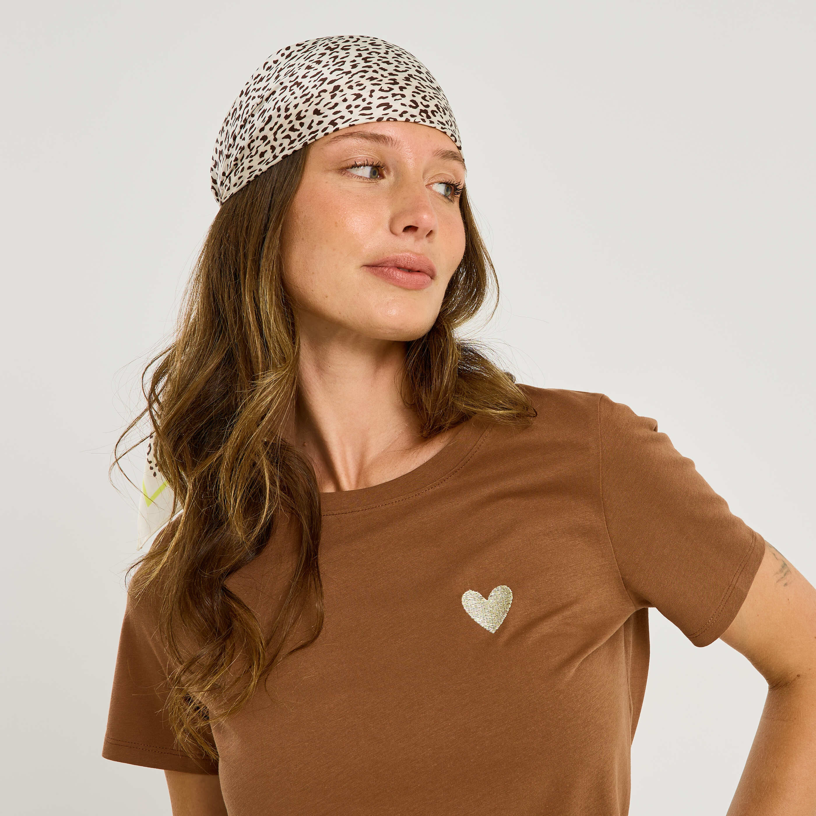 T-shirt col rond c&oelig;ur brod&eacute; femme