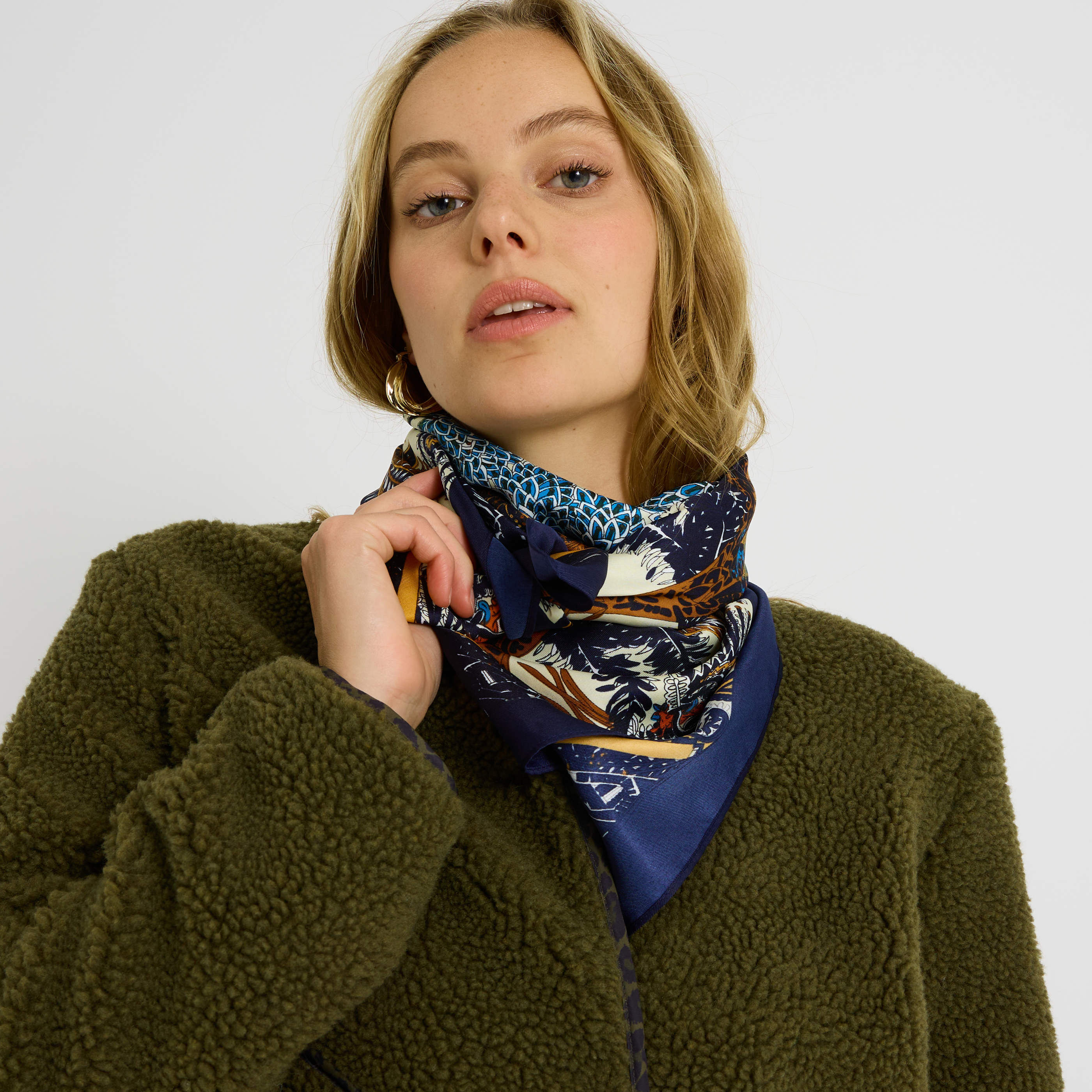 Foulard carr&eacute; imprim&eacute; feuilles femme