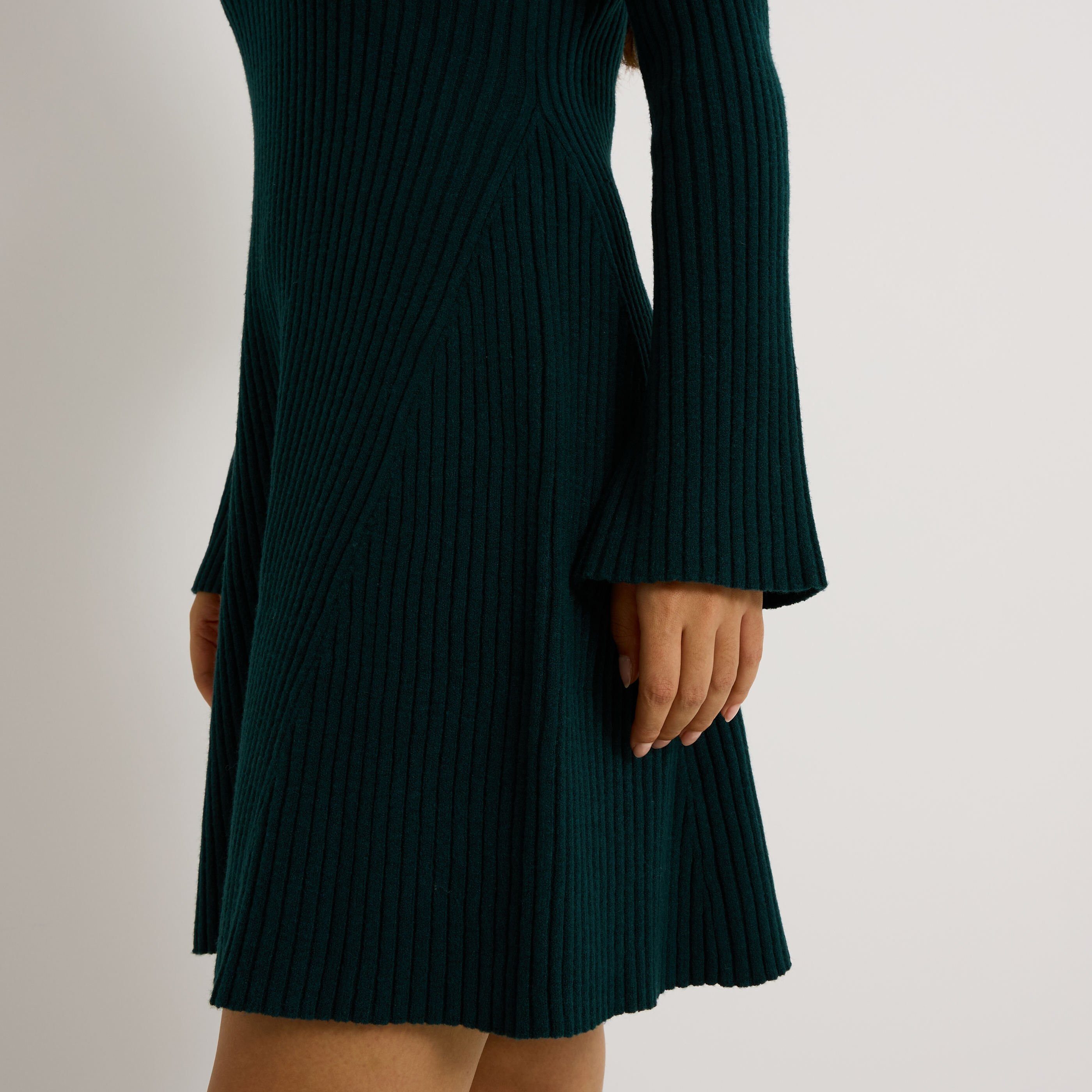 Robe pull &eacute;vas&eacute;e en maille c&ocirc;tel&eacute;e