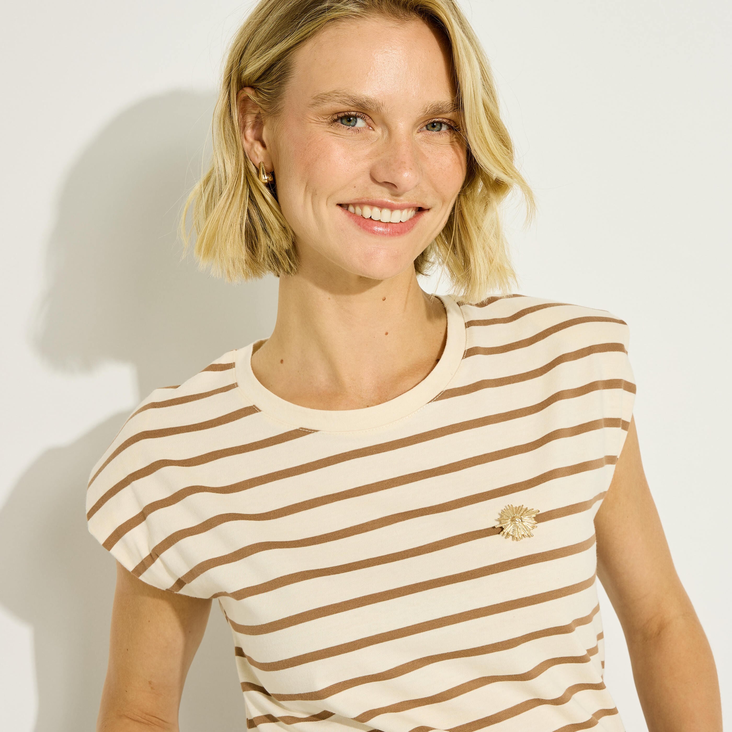 T-shirt ray&eacute; d&eacute;tail bijou femme