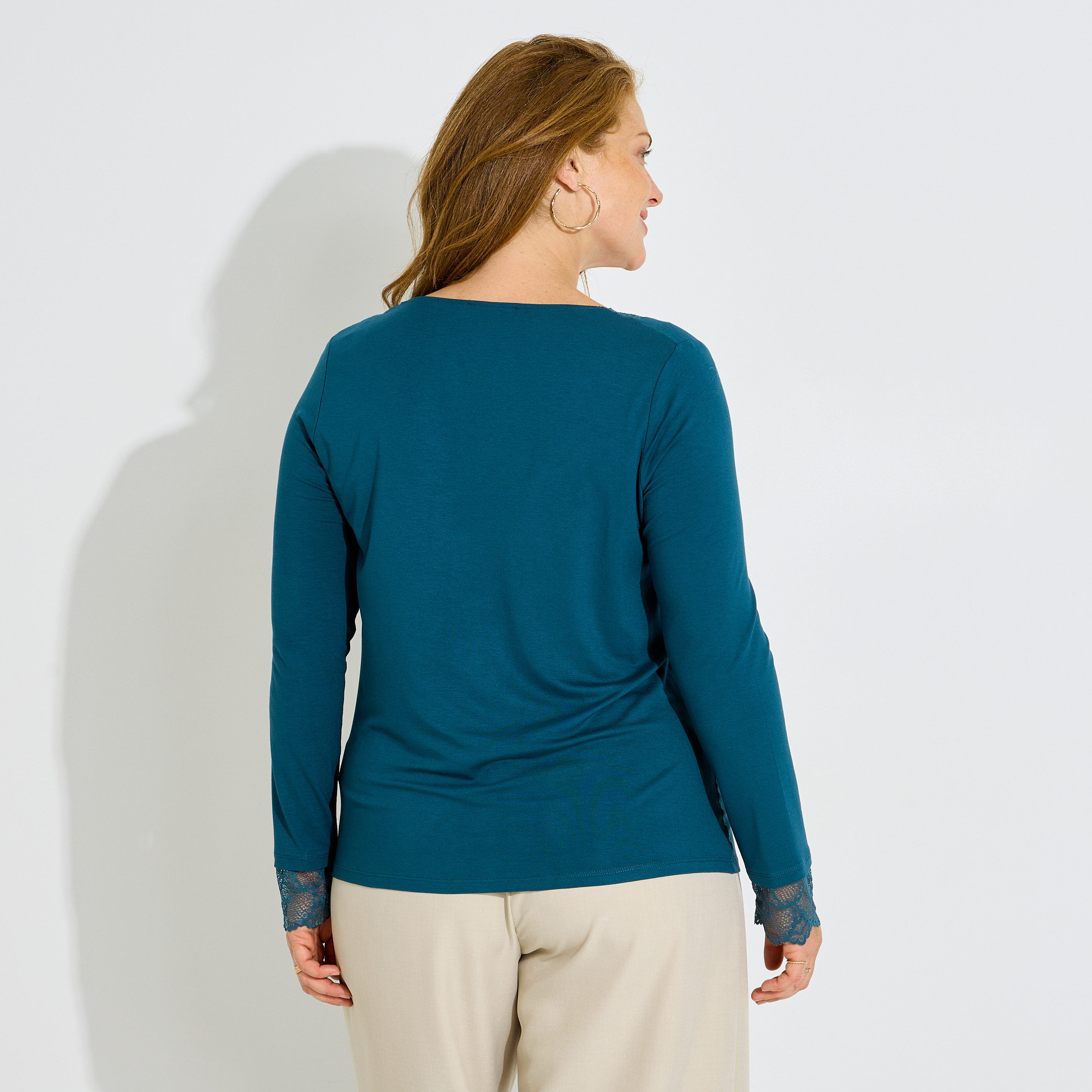 T-shirt col V ajour&eacute; femme