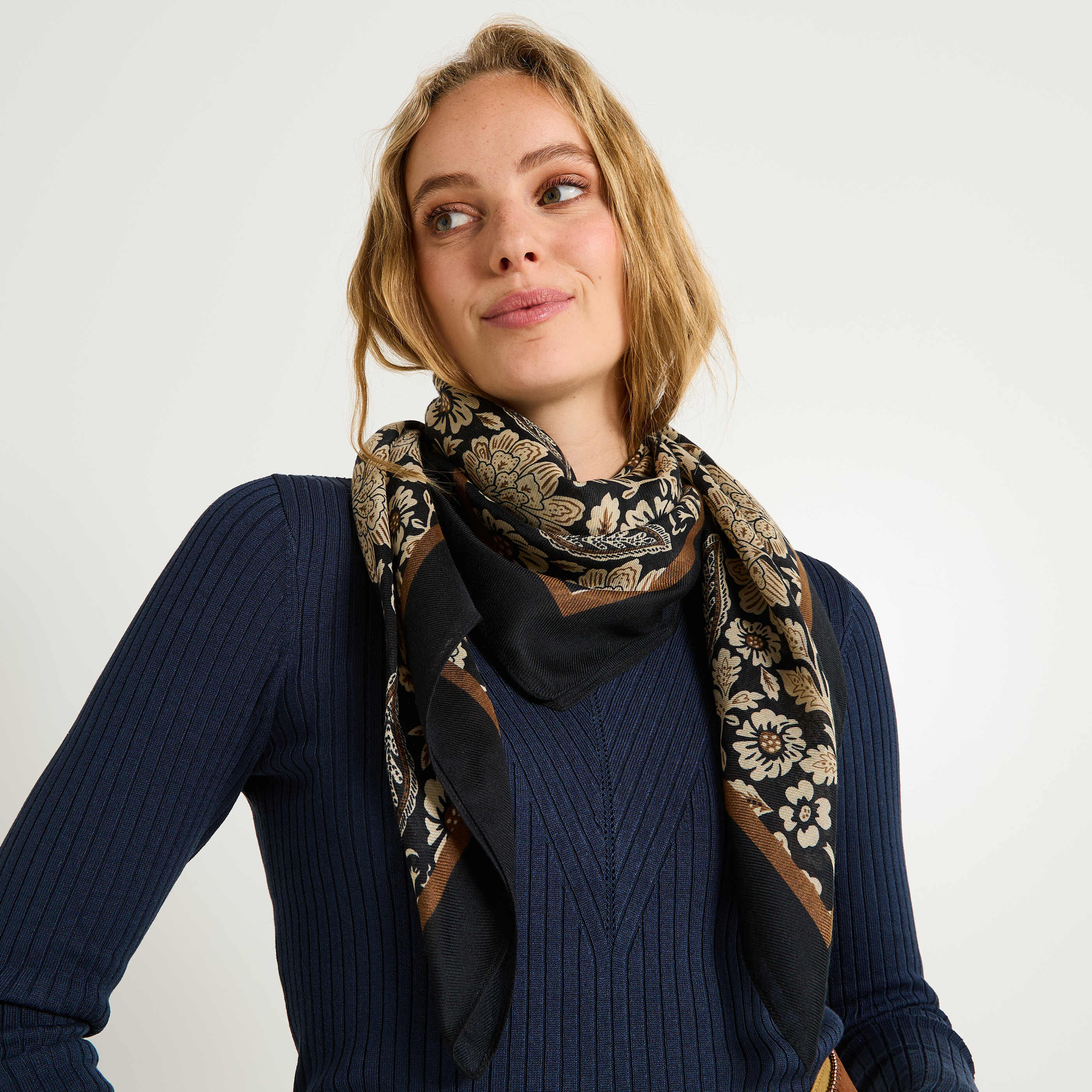 Foulard carr&eacute; motif fleuri