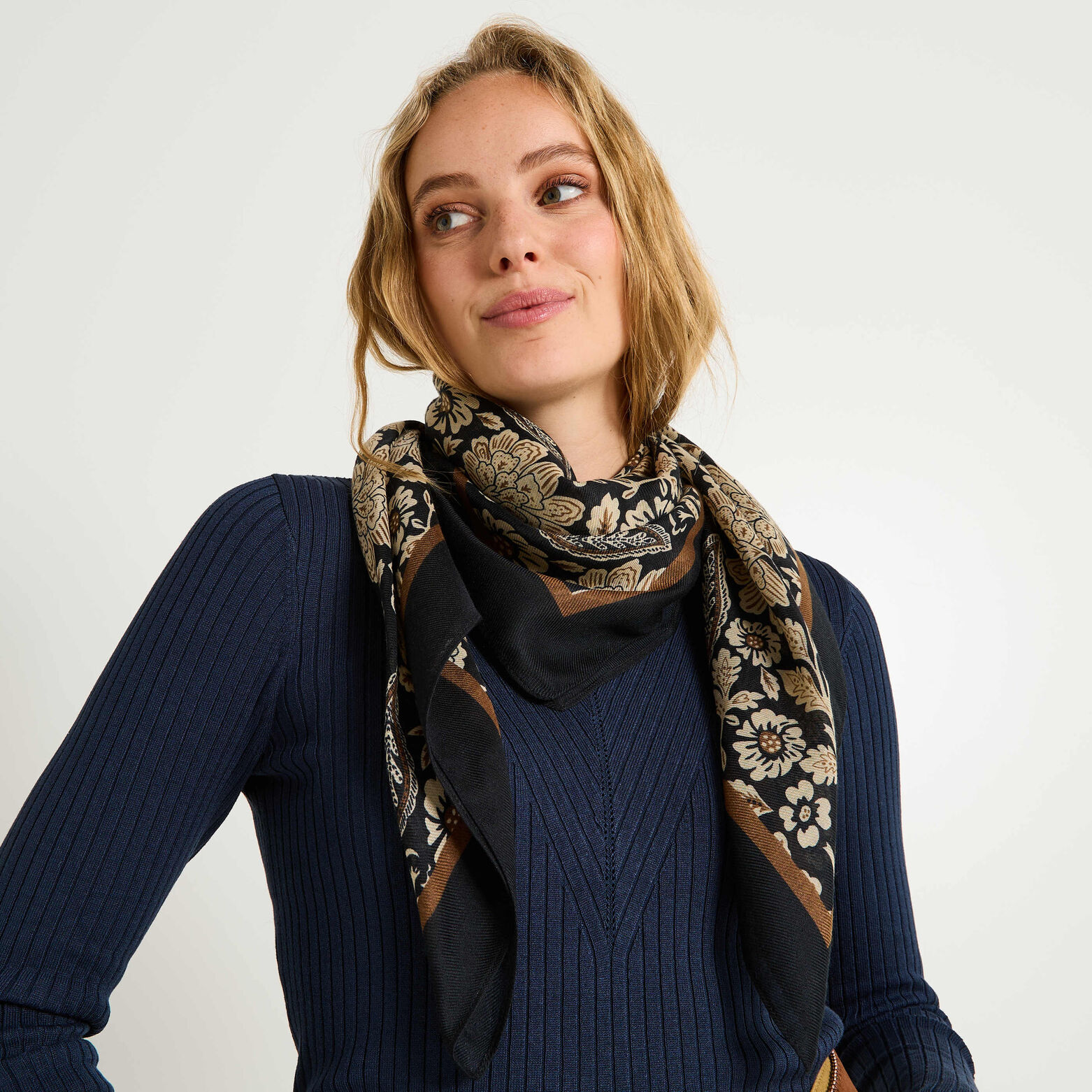 Foulard carré motif fleuri