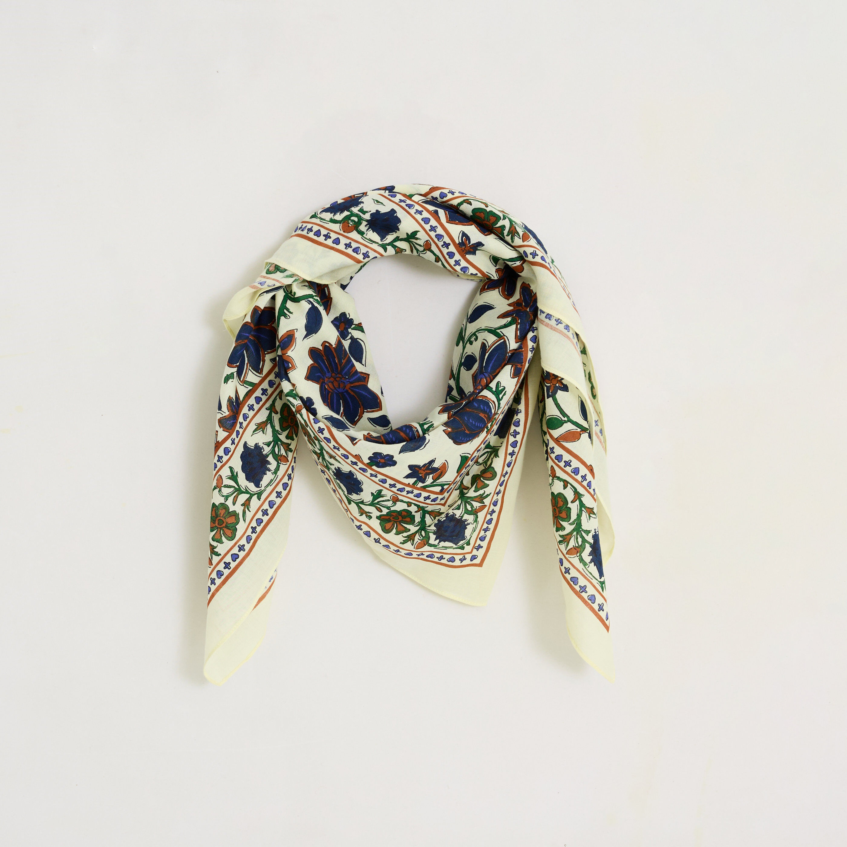 Foulard carr&eacute; imprim&eacute; fleuri femme