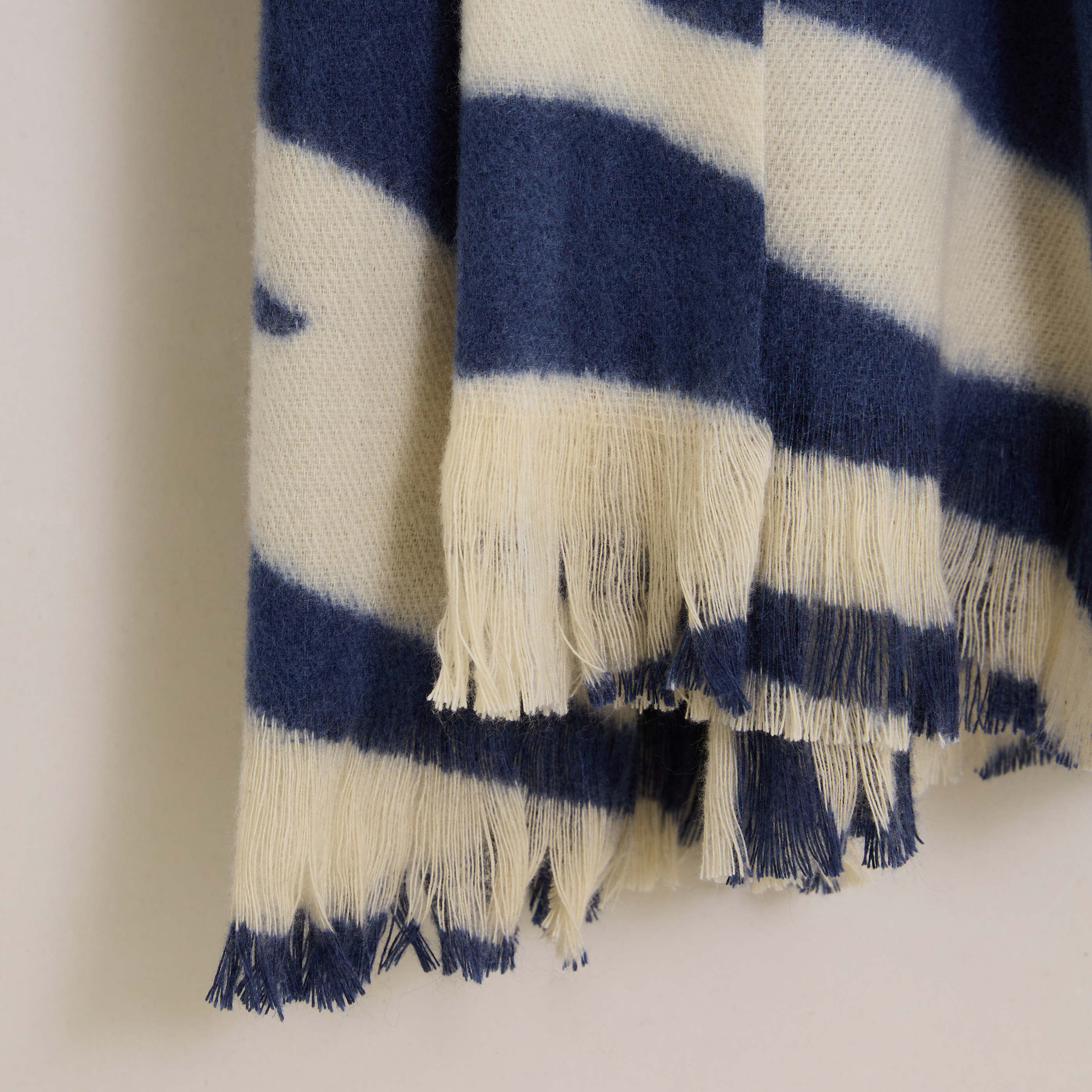 Echarpe douce motif z&eacute;br&eacute; femme