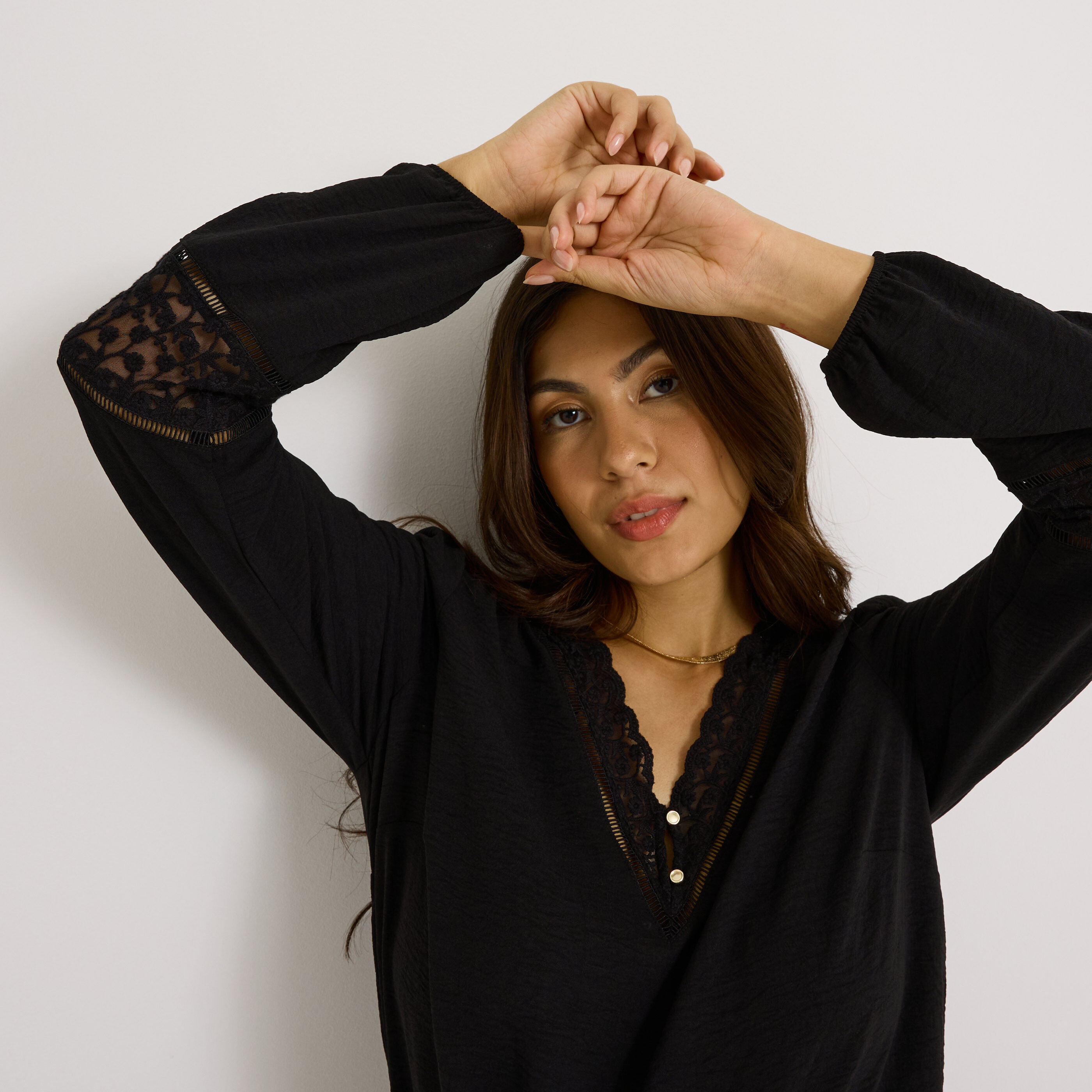 Blouse unie d&eacute;tails ajour&eacute;s femme