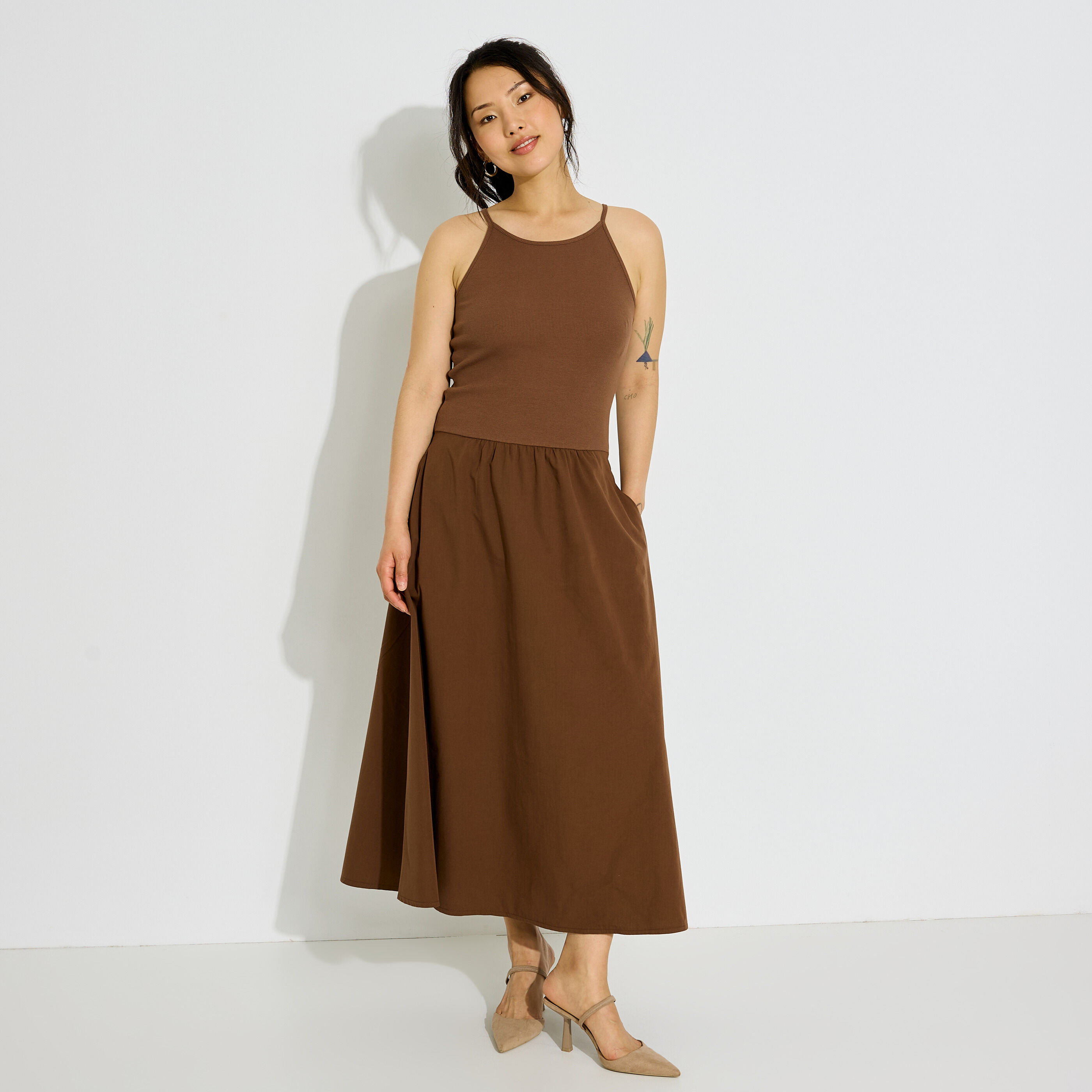 Robe longue bi-mati&egrave;re &agrave; fines bretelles