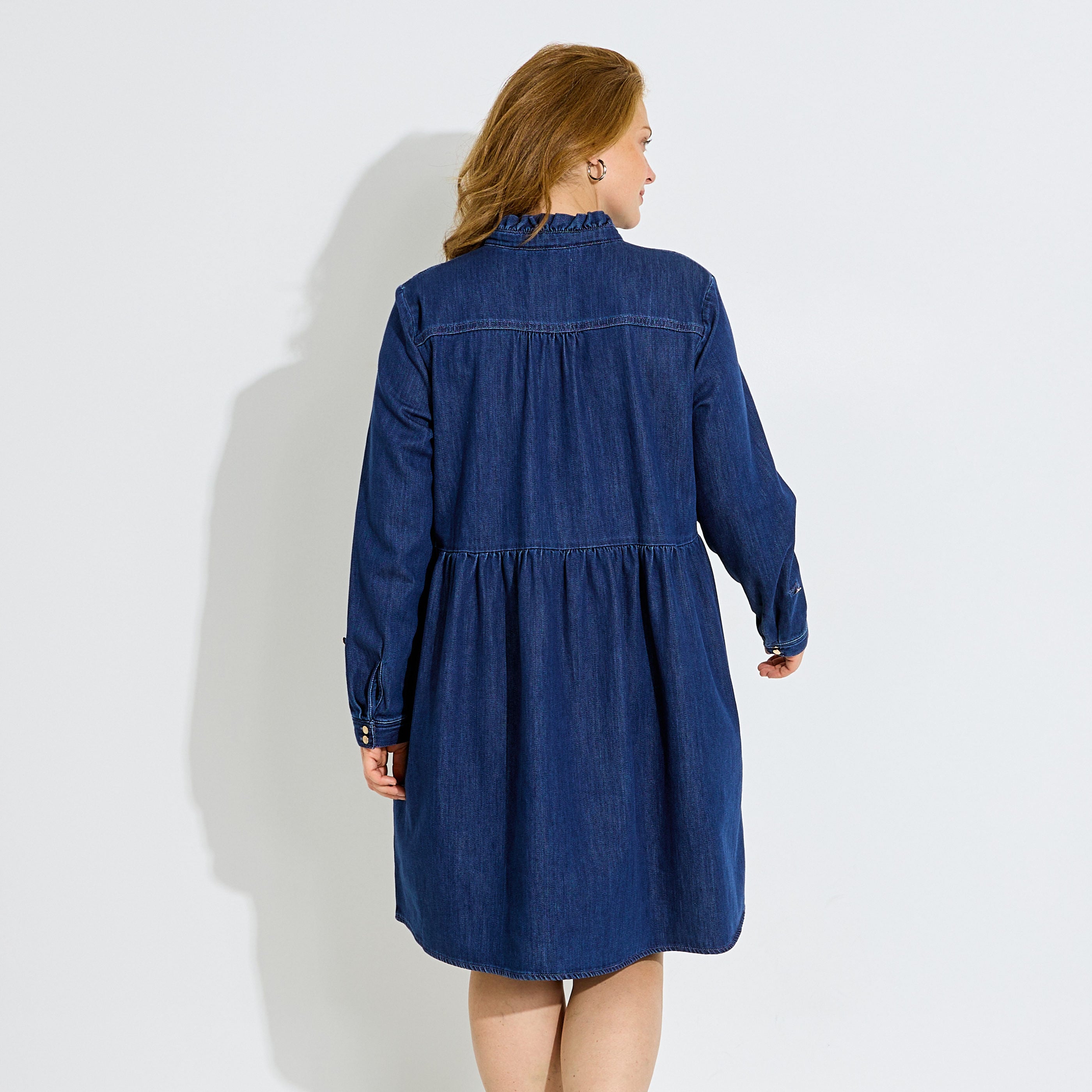 Robe courte fluide &eacute;vas&eacute;e en jean