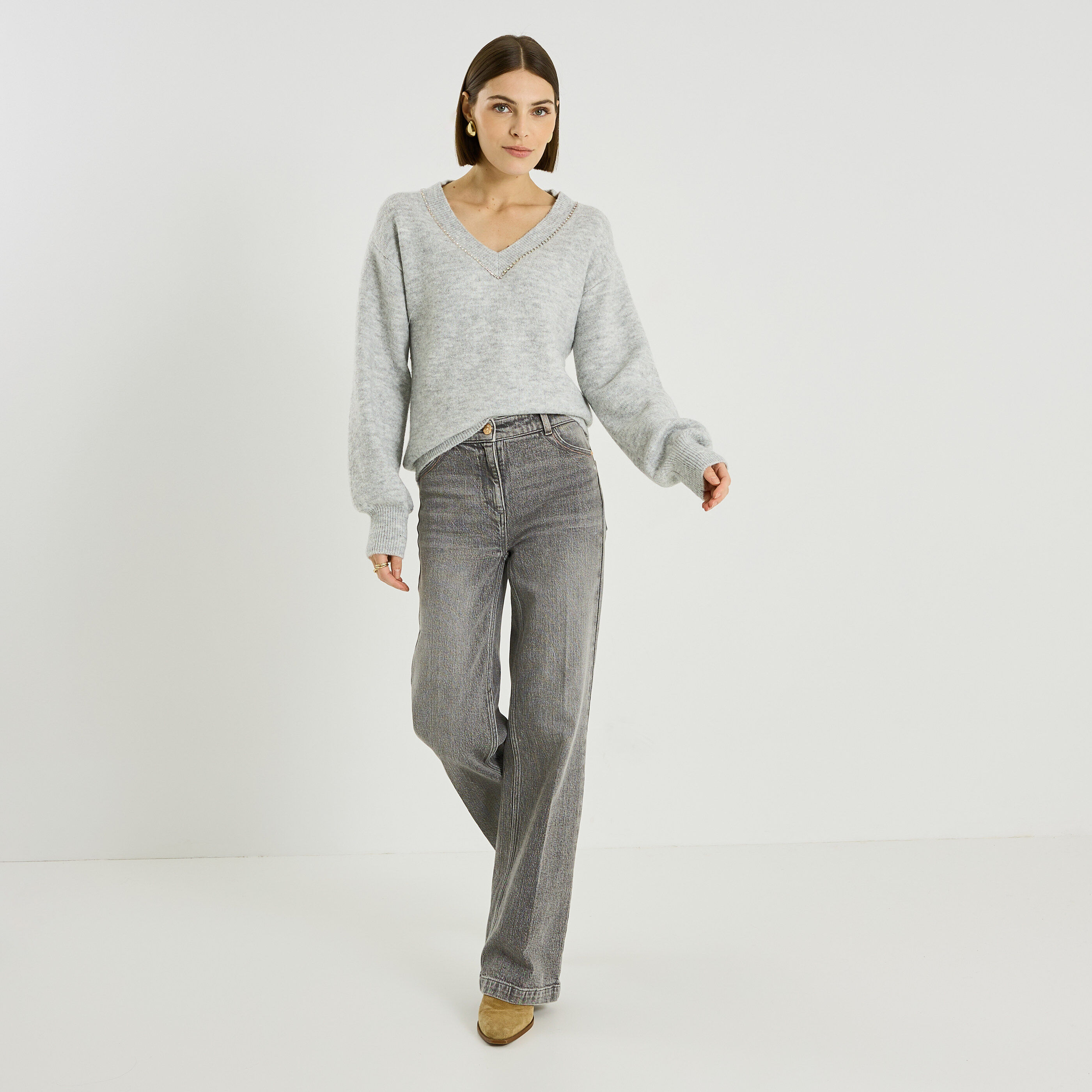 Pull col V &agrave; d&eacute;tails bijoux femme