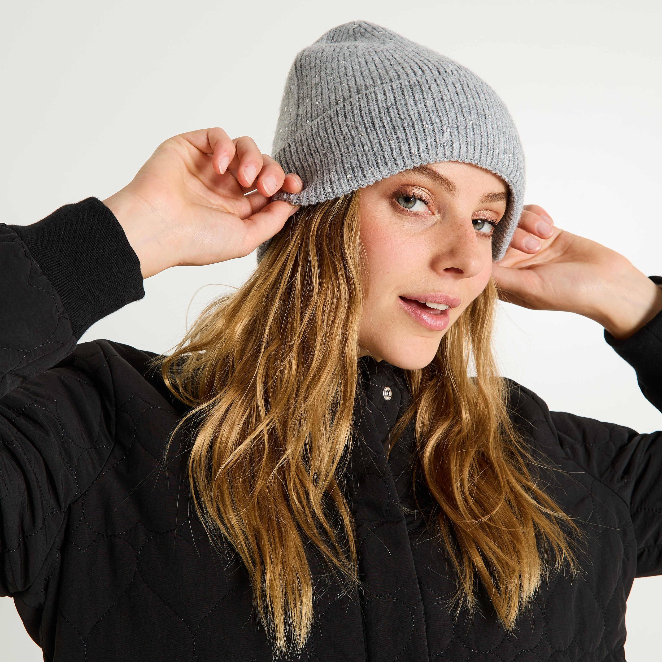 Bonnet uni avec studs femme