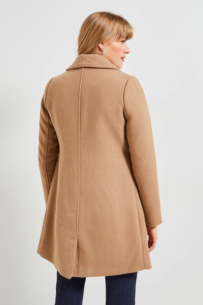 Manteau par-dessus femme