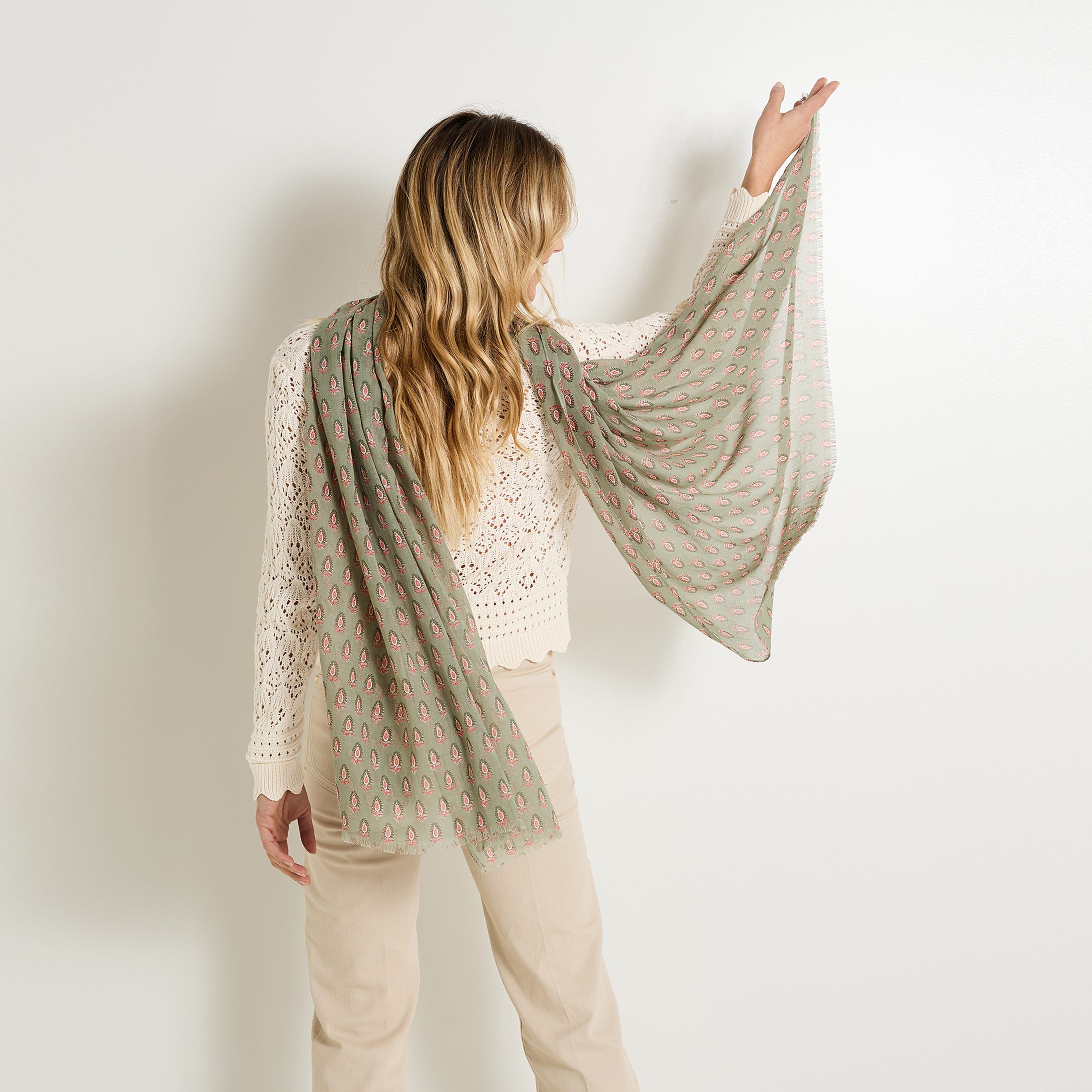 &Eacute;tole imprim&eacute; botanique femme