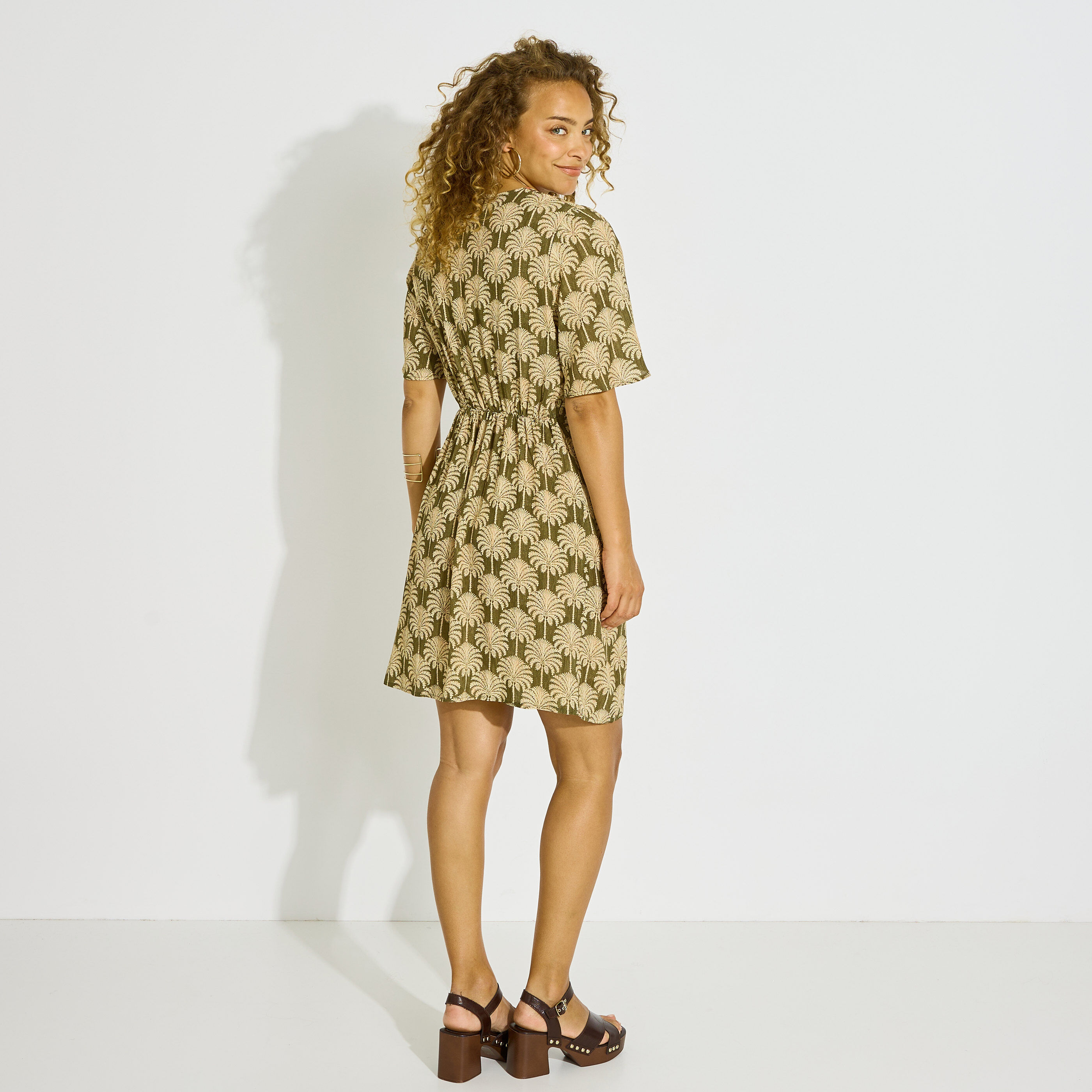 Robe courte col V imprim&eacute; palmiers