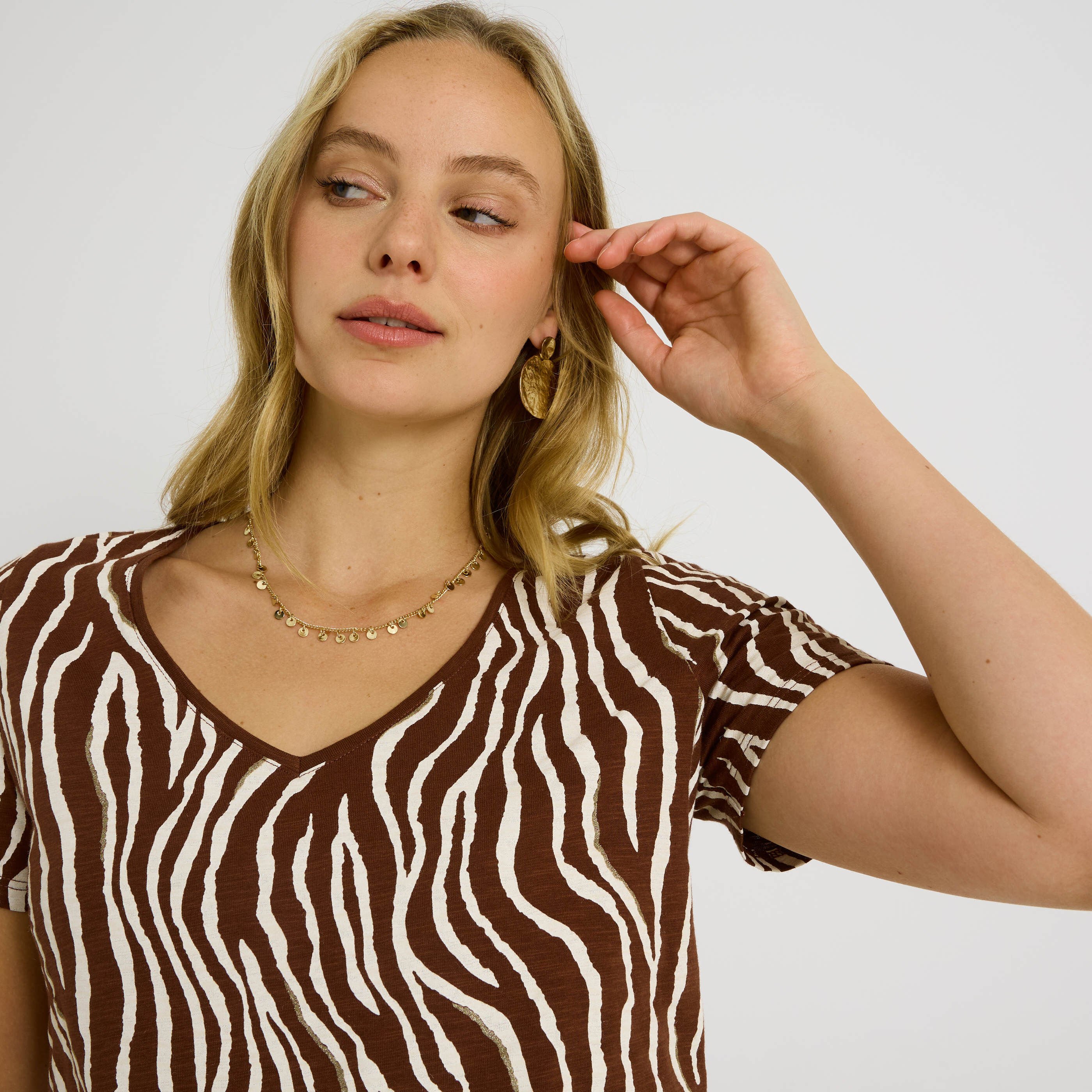 T-shirt col V imprim&eacute; femme