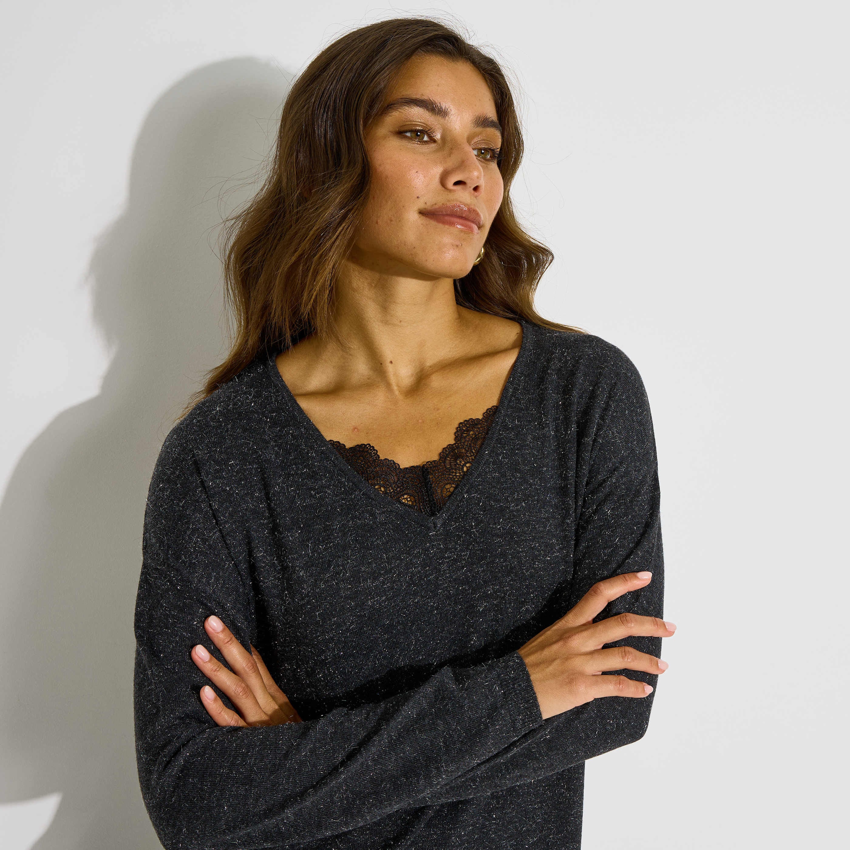 Pull col V ajour&eacute; effet brillant femme