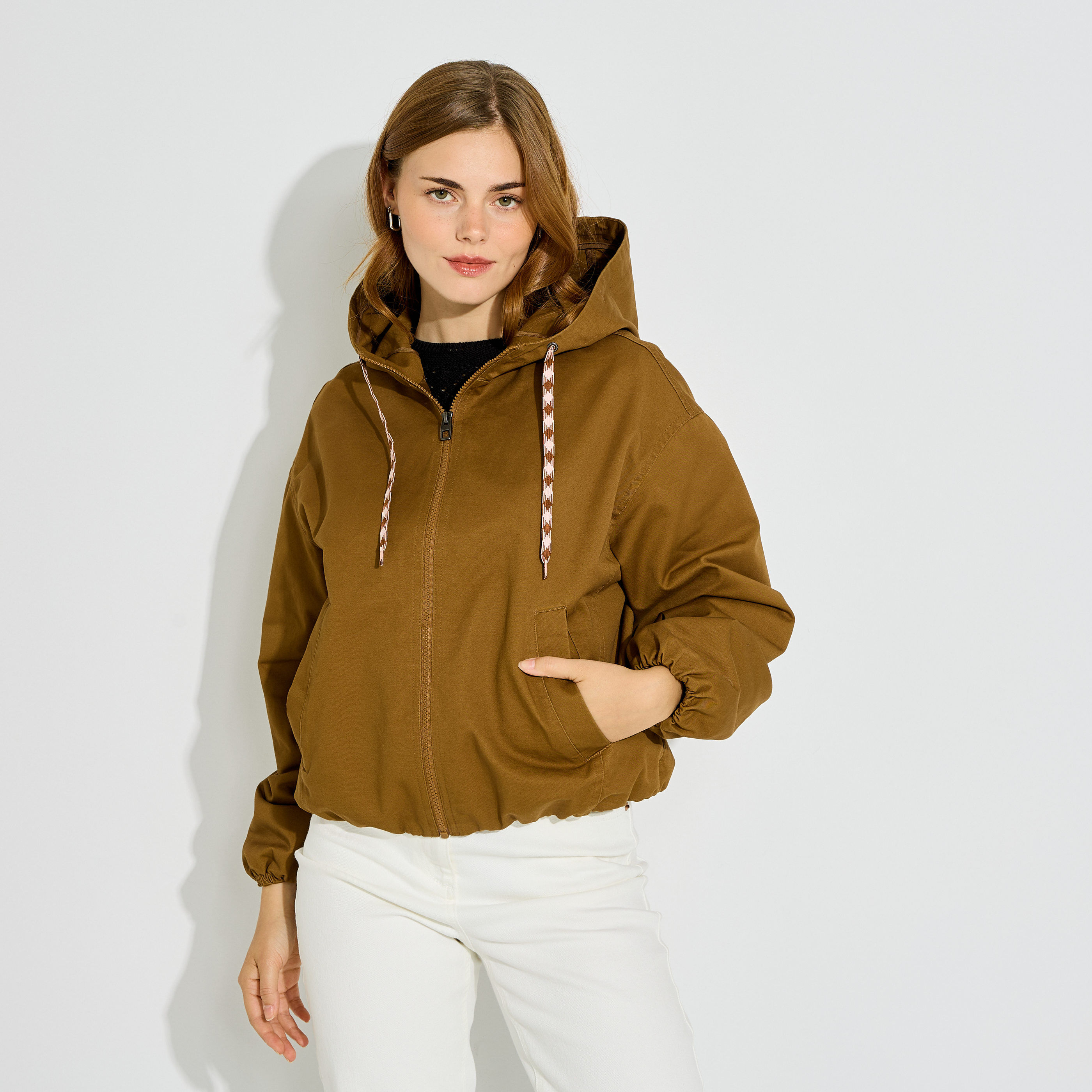 Blouson court &agrave; capuche femme