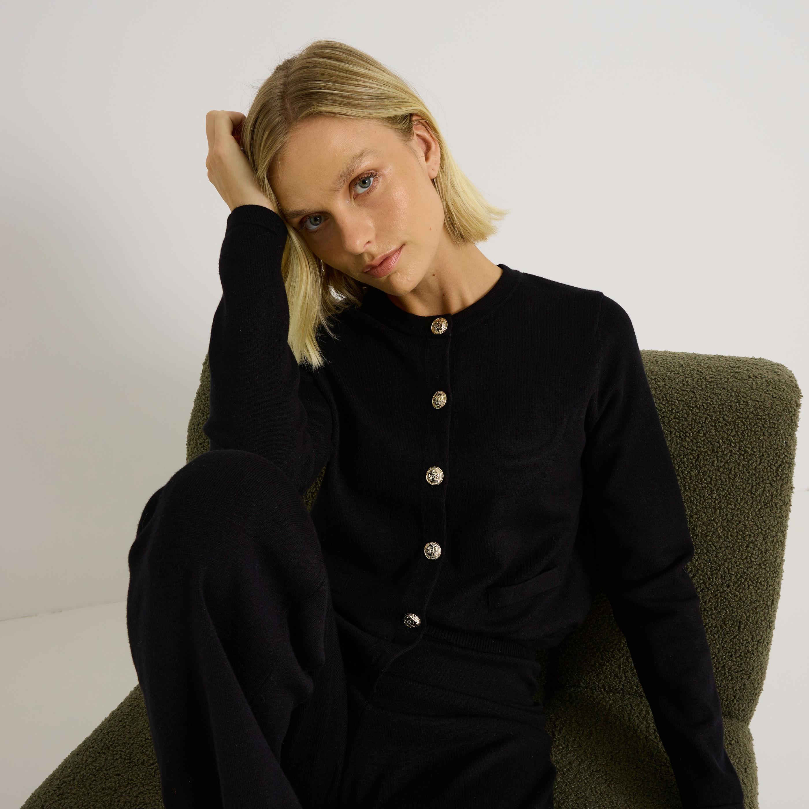 Gilet &agrave; boutons col rond femme