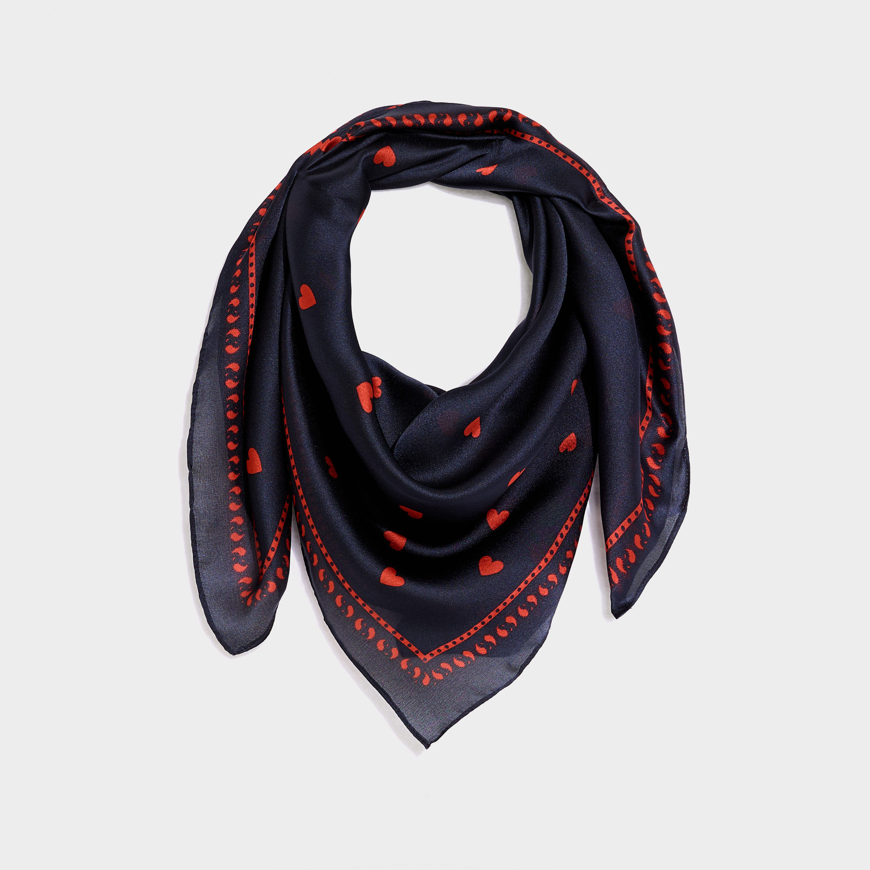 Foulard carr&eacute; satin motif c&oelig;urs femme