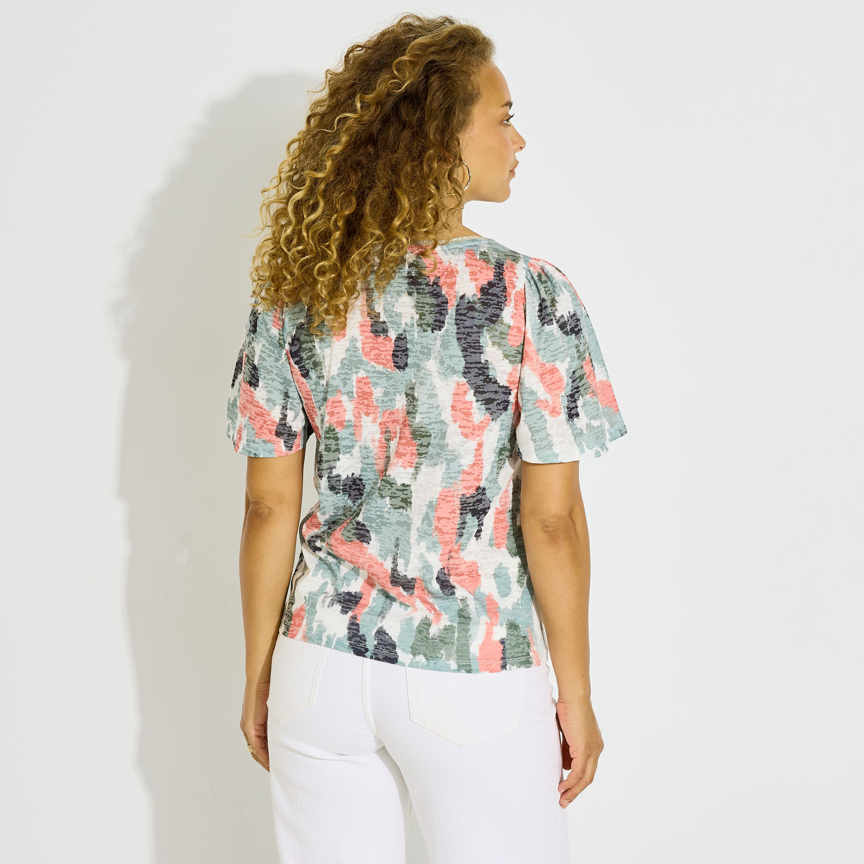 T-shirt col V imprim&eacute; abstrait femme